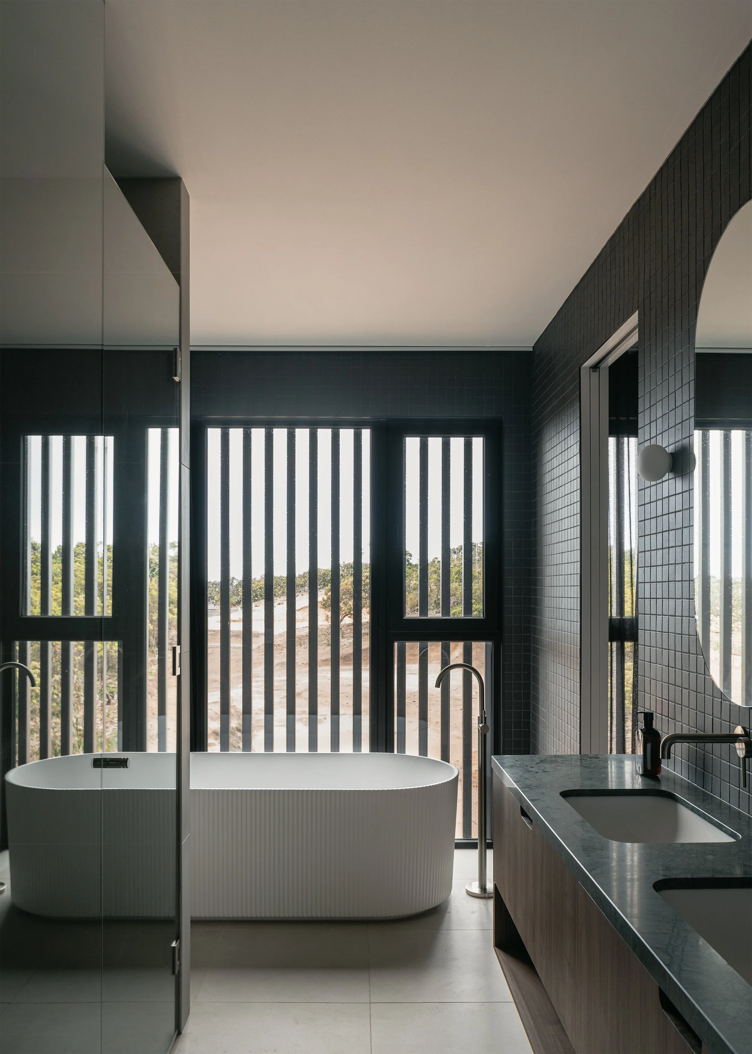 bathroom design idea – coastal home design – Australian house design – St Andrews Beach Victoria Australia – Sandy Bay St Andrews Beach by Aych Architects – Simple Dwelling