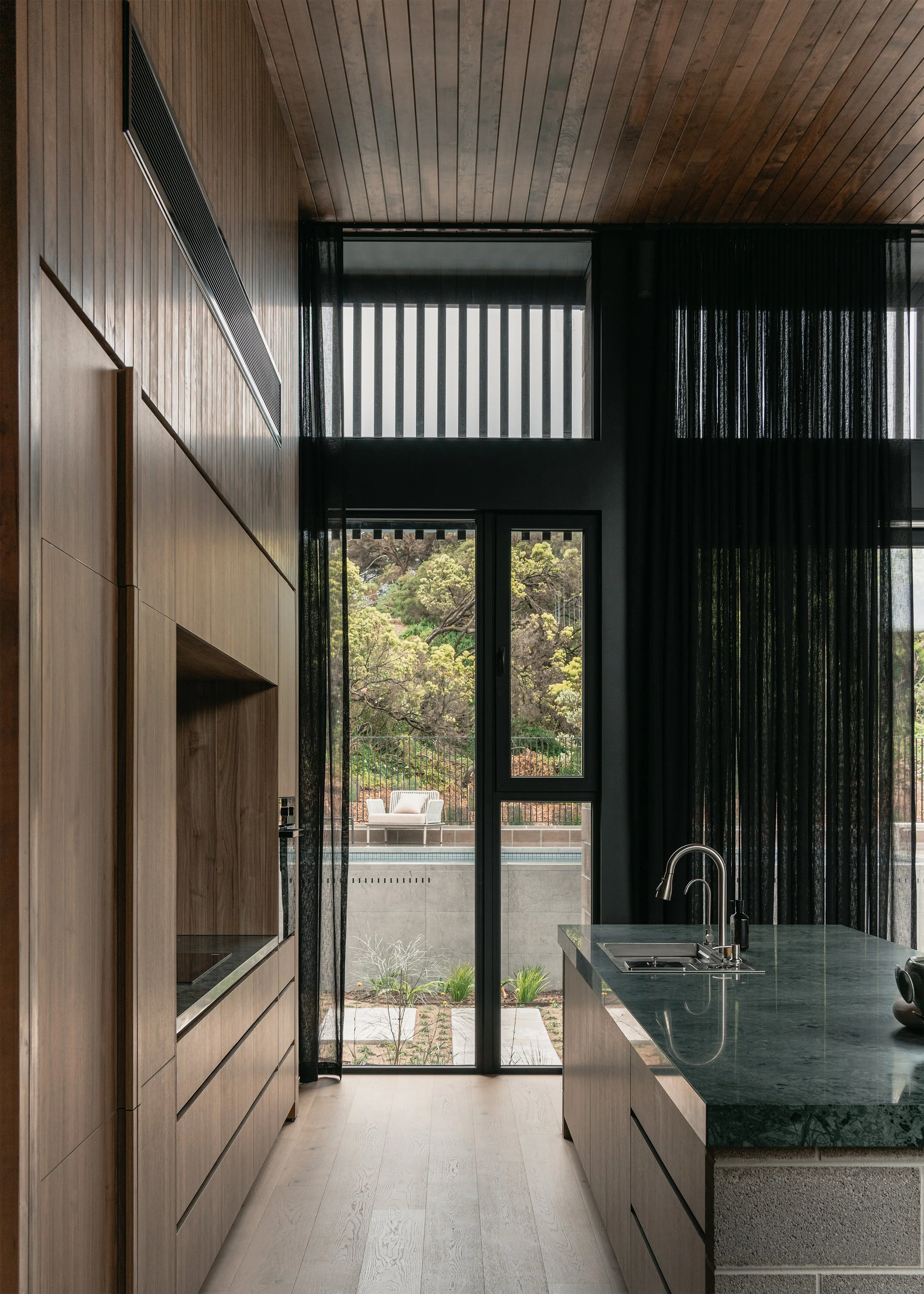 wood kitchen interior design – coastal courtyard home design – Australian house design – St Andrews Beach Victoria Australia – Sandy Bay St Andrews Beach by Aych Architects – Simple Dwelling