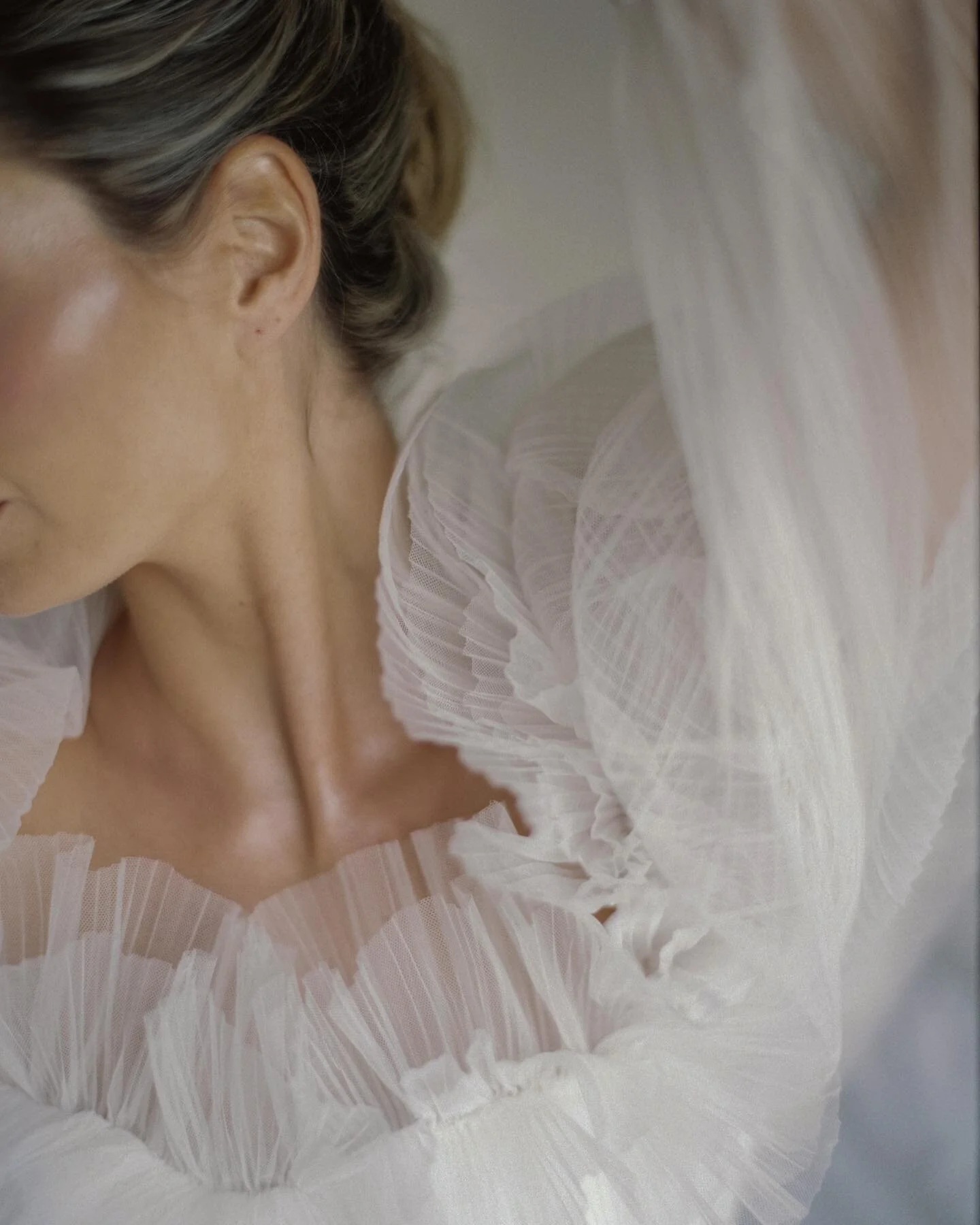 When the light is good&hellip; the skin tone is so pure. Skin tones are my speciality. Just wanted to post something beautiful. All images shot on film portra 400. 

@nataliehewittweddings @katiejulia_ @botiashairandmakeup @botiasaccessories @morgan_