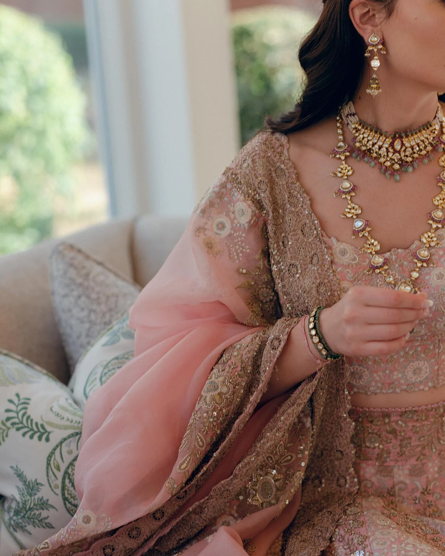 Day 3 of this gorgeous multi day wedding. (See more in my stories)
A glittering soft pink marquee dining area was magically spun around into a grand ceremony room with a mandap and more rose petals than you could ever count, with fresh scented jasmin