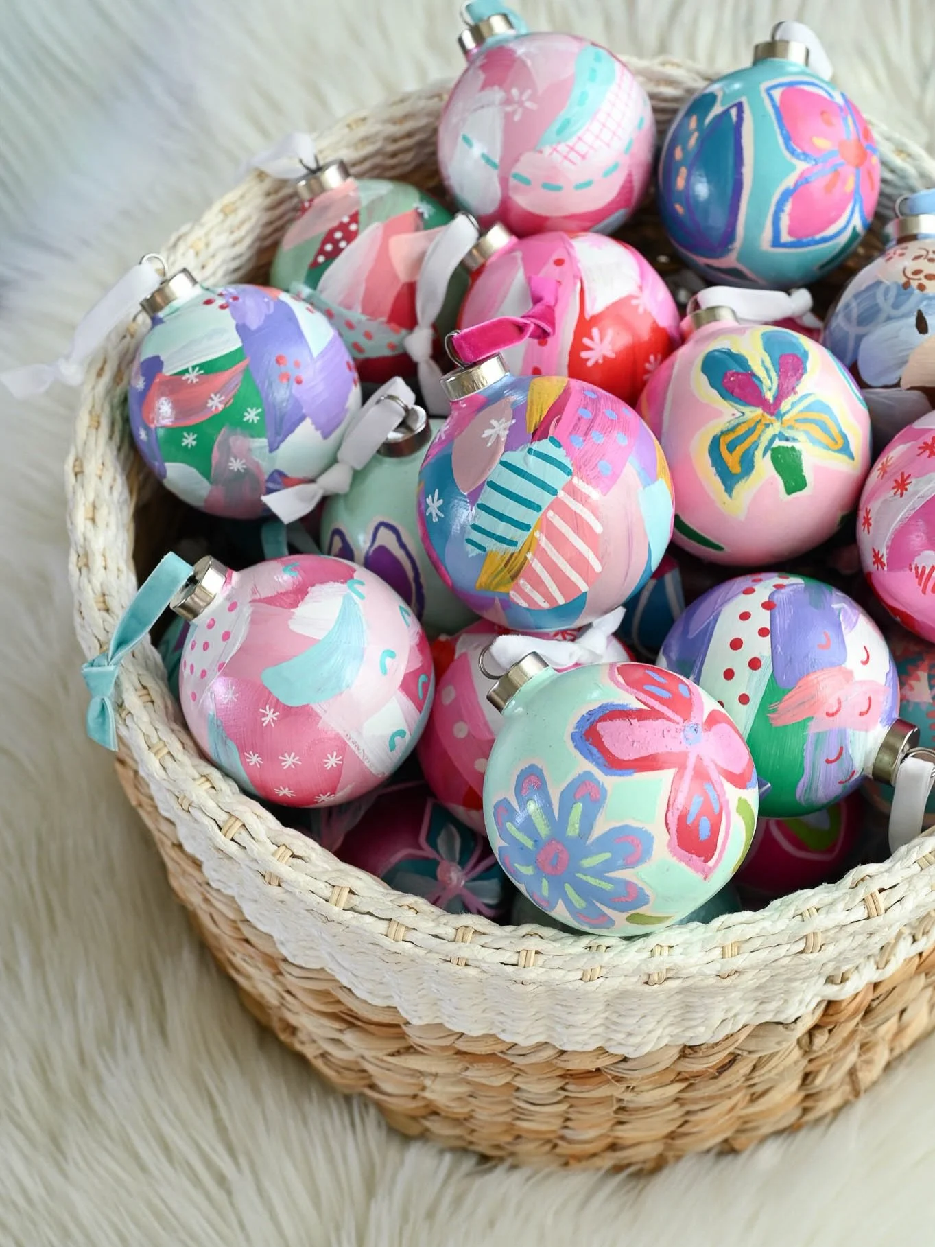 THE GIFT of the SEASON!!! ✨ my hand painted ornaments in every color you can think of up on my website!  makes the perfect (teacher, client, mom, sister, MIL, hostess, bestie, you!) gift🎁

#handpaintedornament #handpaintedchristmasornaments #uniqueg