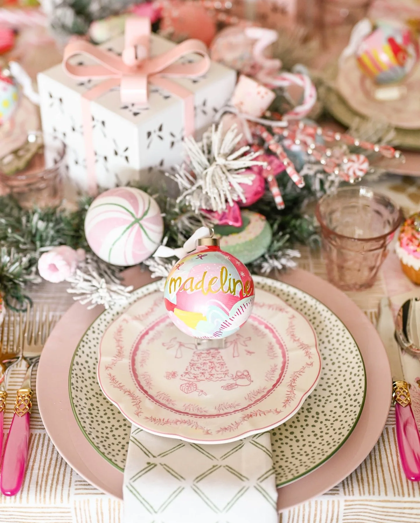 did you know that i can personalize any of the ornaments you purchase?!🎄

these personalized ornaments were custom created to use as place cards for this spectacular Christmas table!

don&rsquo;t miss @lanelivingdesign beautiful &amp; colorful home 