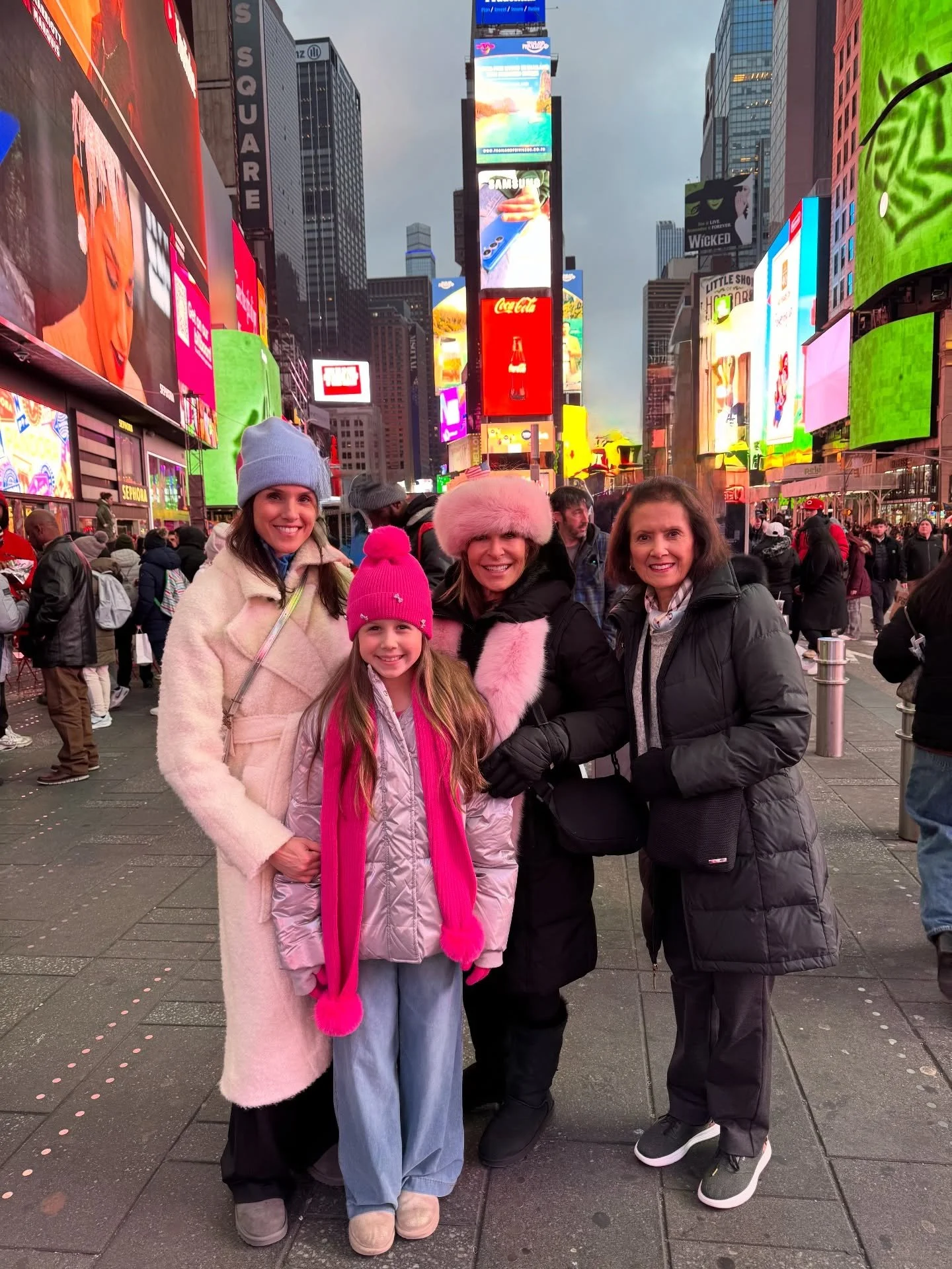 celebrated my little girl&rsquo;s 10th birthday in NYC and we had a MAGICAL time!🗽❄️🚕🎄🧸⛸️🎭❤️

more up on my stories because it was hard choosing 20 photos!

happy to answer any questions on what to do and see!  respond in the comments so everyon