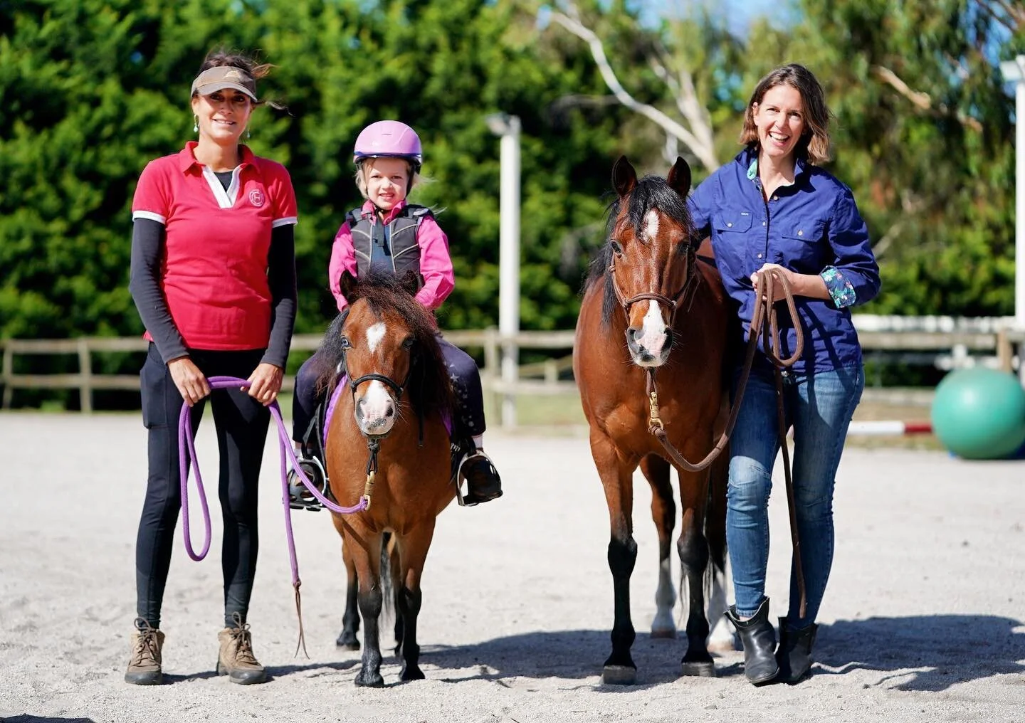 All Smiles! ☀️ 
Participants at an Equine Encounter @_horsesforcauses
.
.
@iamnaturalight 📷