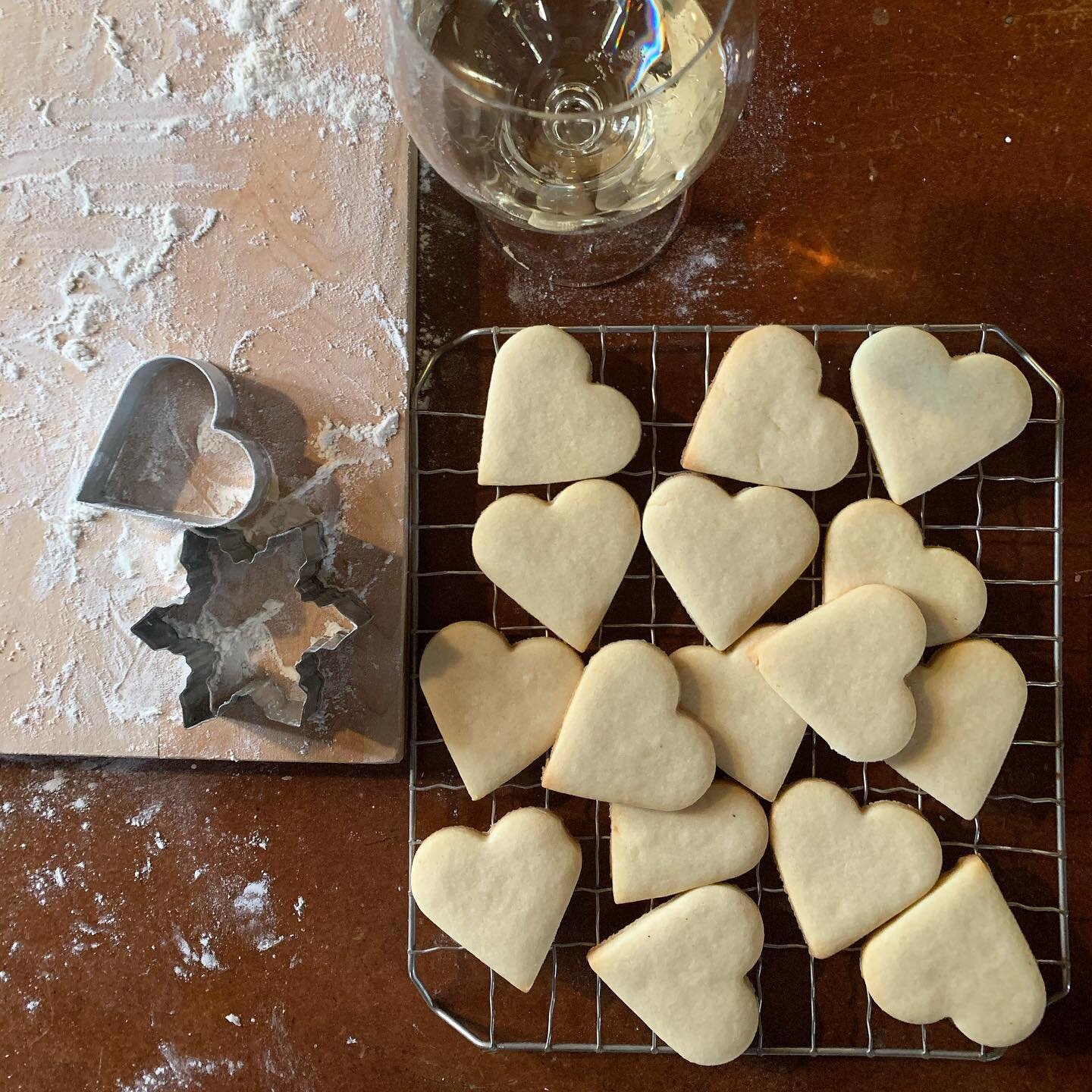 I&rsquo;d say I&rsquo;m not really a Valentine&rsquo;s Day person.  However, I do love heart shaped cookies, and love notes, and wine with bubbles. 😘

🥂@mdcwine