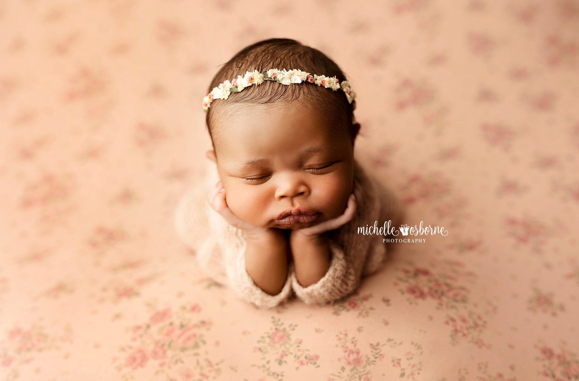 It was such a pleasure to have this sweet family in the studio again with their newest blessing and Miss Lori Rose couldn't be any more perfect if she tried. 🥰 Such a gorgeous baby girl. 🌹💗

➡️ Reminder - Please book your newborn session in advanc