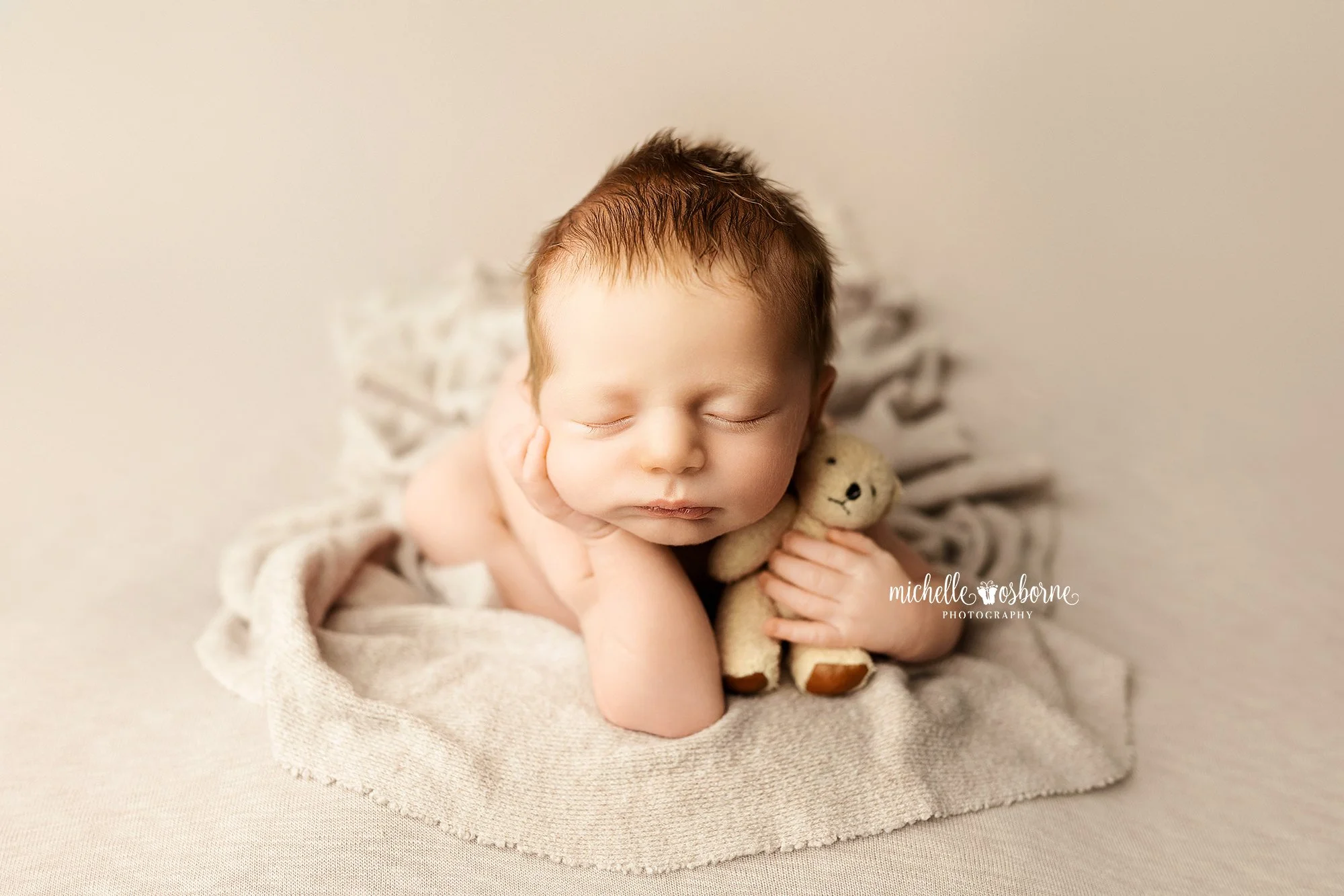 I have so many sessions to catch up on sharing! Baby Noah was such a perfect little model for his newborn session! He was so sleepy and content for every setup. 🥰 The post office setup was a special request since that's how his parents met; only fit