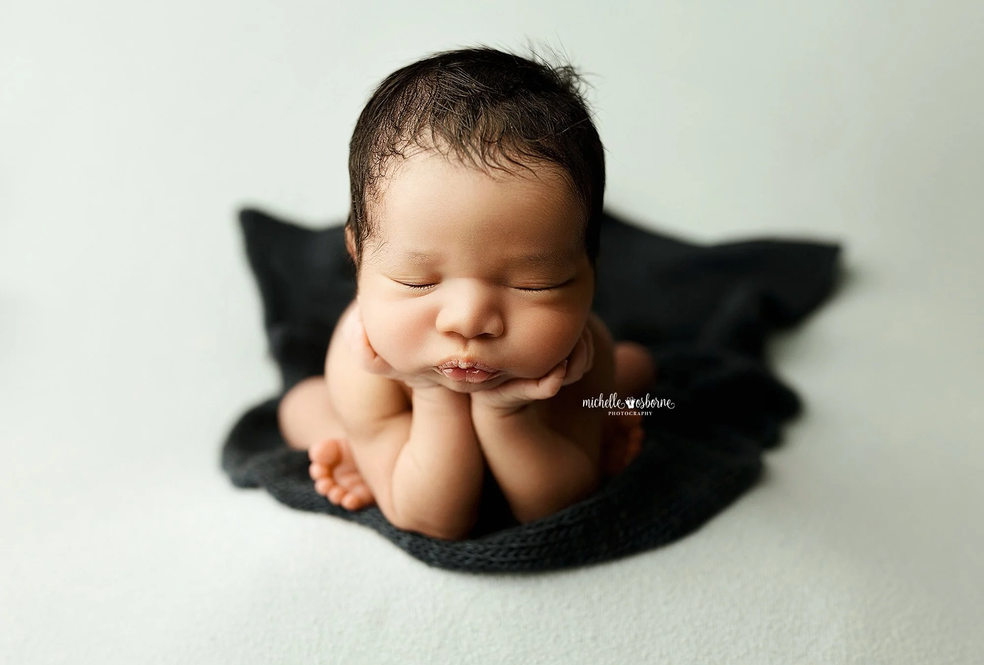 I'd been looking forward to meeting this little guy since his Mama's maternity session and he did not disappoint! 😍 He was such a good baby and so peaceful throughout his entire session. 

➡️ Reminder - Please book your newborn session in advance. I