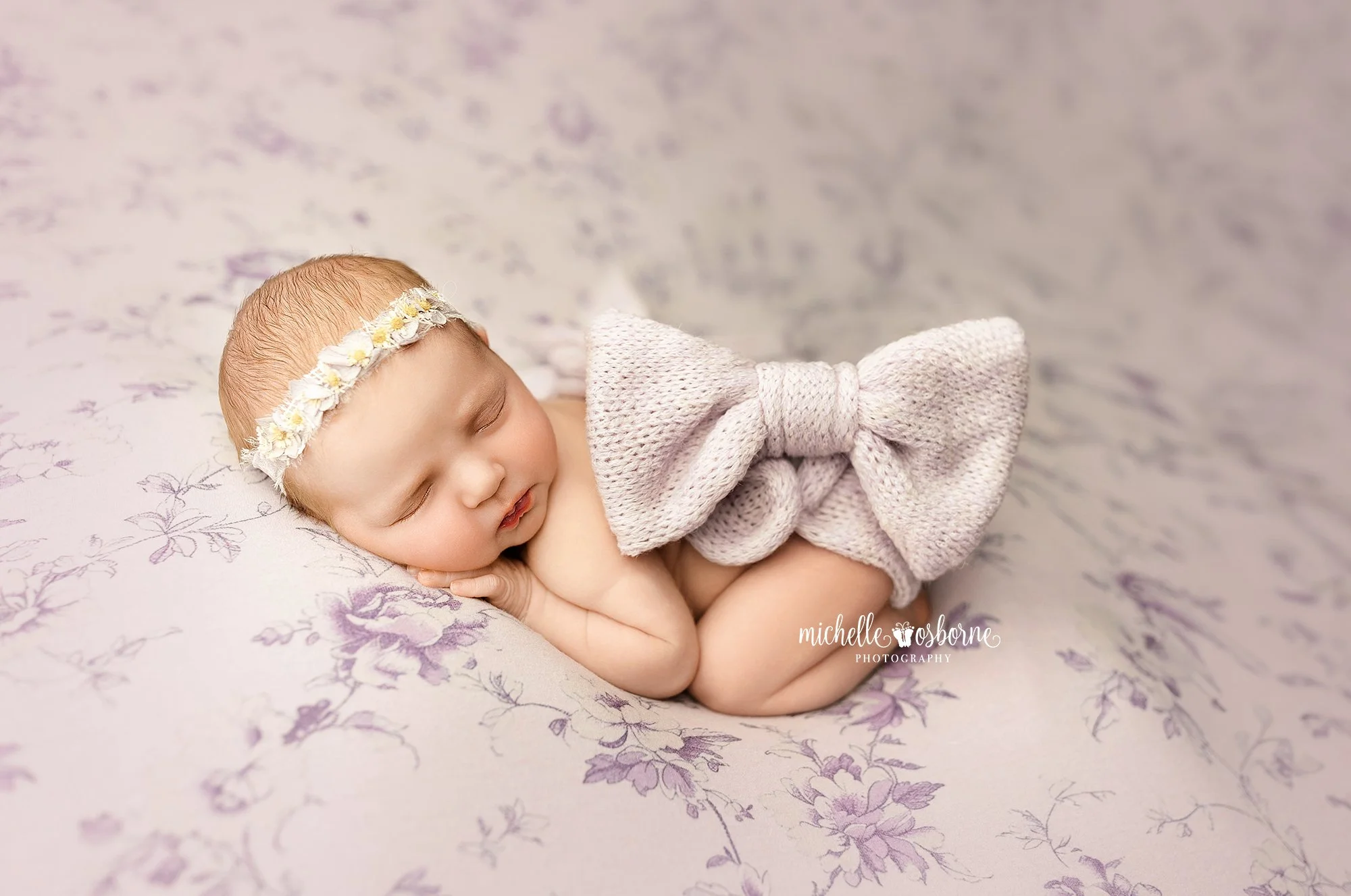 This little beauty was so precious! 🥰 She was a little feisty and didn't want to sleep at first, but once I worked my magic she fell asleep and let us capture the adorable poses and sets I had planned. Meet Elliana. 

➡️ Reminder - Please book your 