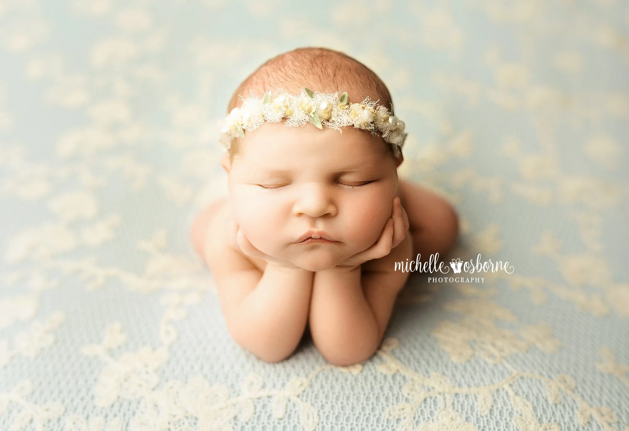 I love using non-traditional colors like blue for baby girls and since this little one's nursery has hydrangeas, this gorgeous new backdrop was perfect for baby Lennie. 🥰💙

➡️ Reminder - Please book your newborn session in advance. I only have a co