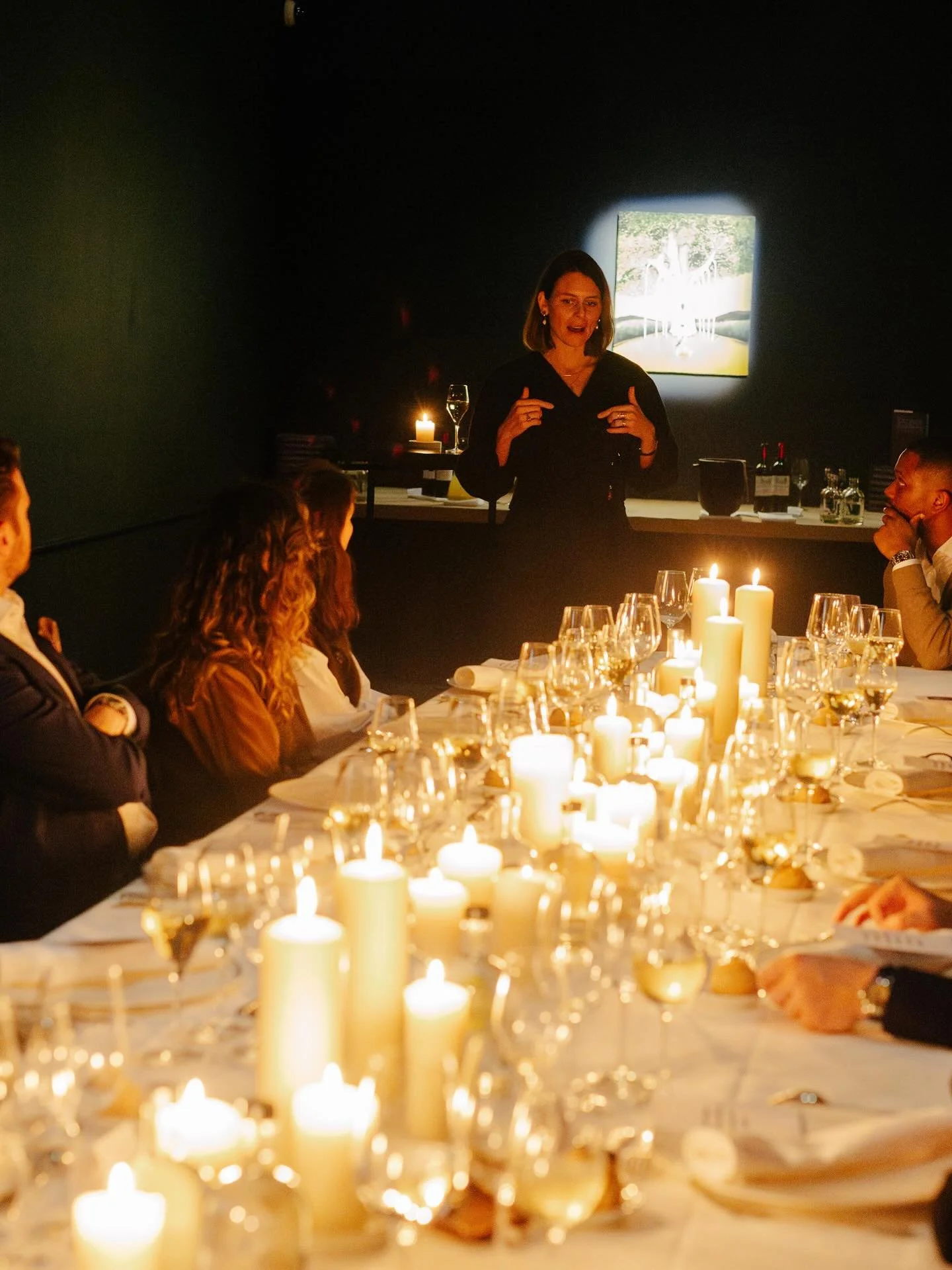 A candlelit dinner with some of the most inspiring people you can imagine is one of my favourite things to do, and gives me energy for weeks after. I was honoured to be invited to the special and stunning business members club @themerode.brussels to 
