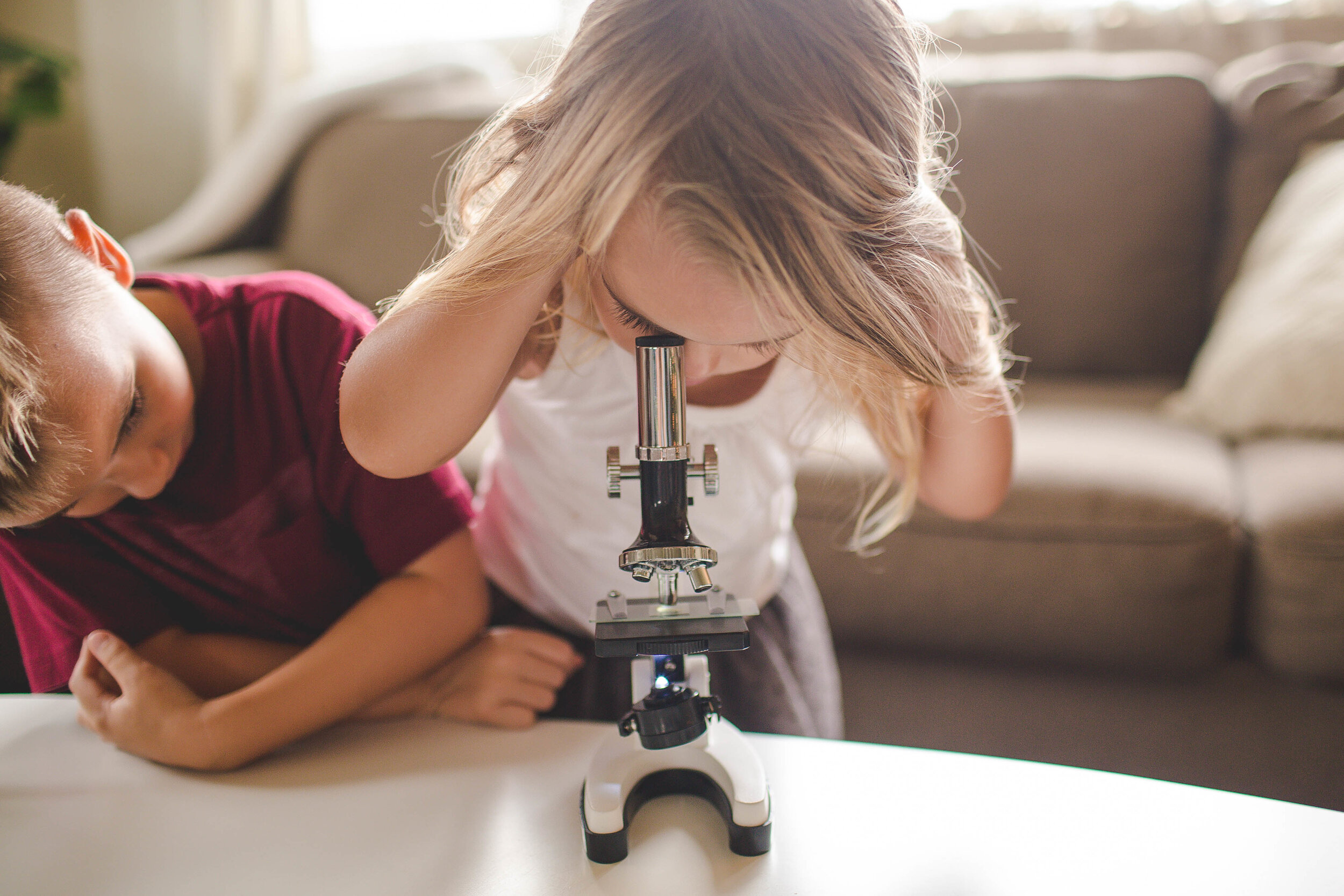 Обида микроскоп. Микроскоп для детей. Девочка с микроскопом. Ребенок смотрит в микроскоп. Что рассмотреть в микроскоп с детьми.