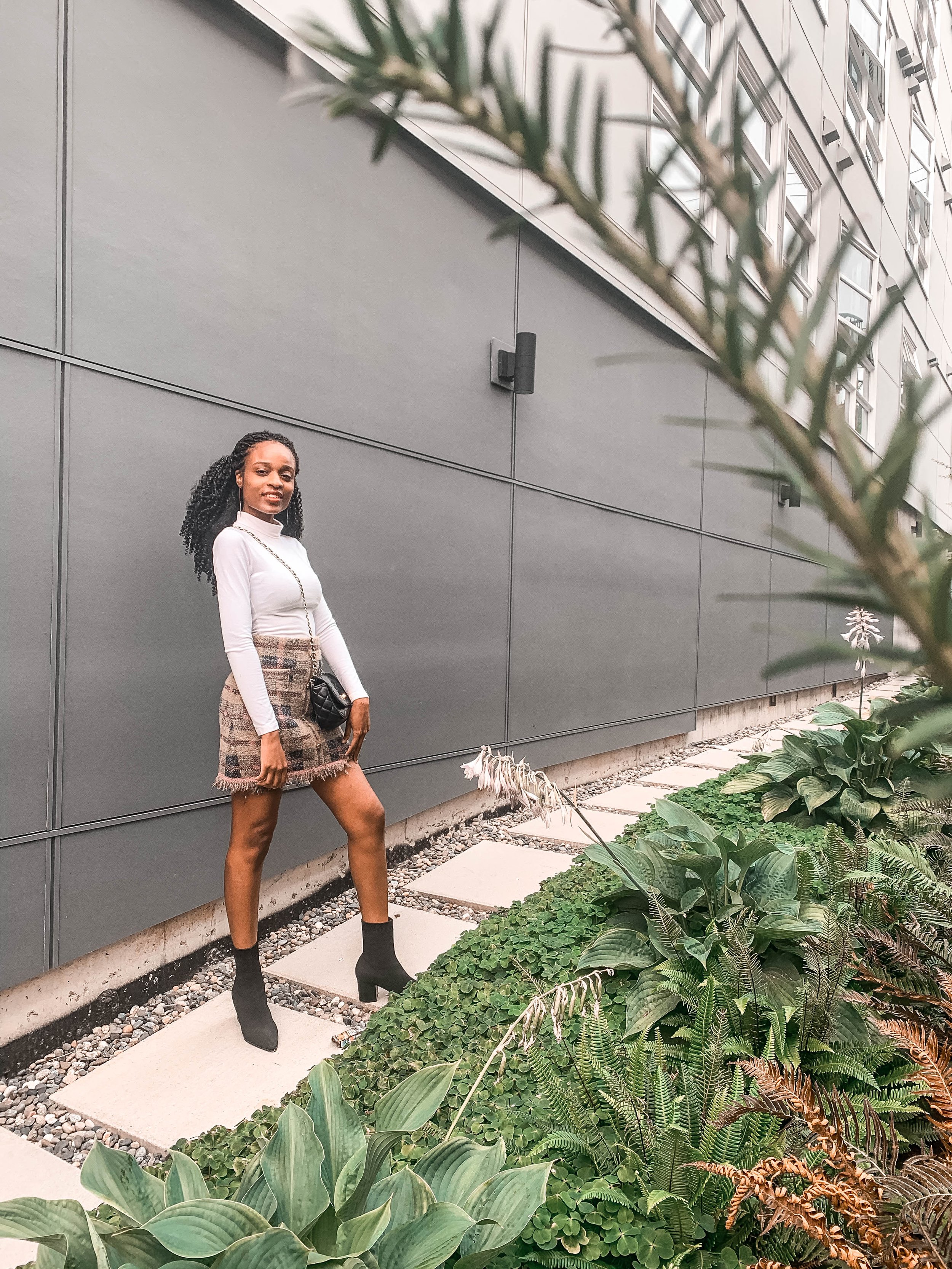 Black girl wearing a miniskirt for a spring outfit trend