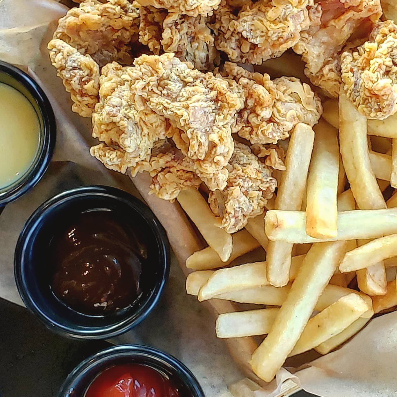 Boneless crispy fried chicken  with French fries. 
순살치킨과 감자튀김

통닭과는 또다른 겉바속촉의 순살치킨 이다.
맥주를 바로 부르는 제대로된 킬링안주
일반 순살치킨과는 전혀다른 식감과 맛을 느낄수있으니 꼭한번 시켜 드시길 추천

#치킨 #순살치킨 #감자튀김 #감튀 #소통 #먹스타그램 #맛스타그램 #안주 #맥주안주 #힌신포차 #엘이이맛집 #엘에이일상 #엘에이한인타운 #엘에이술집 #chicken #frie