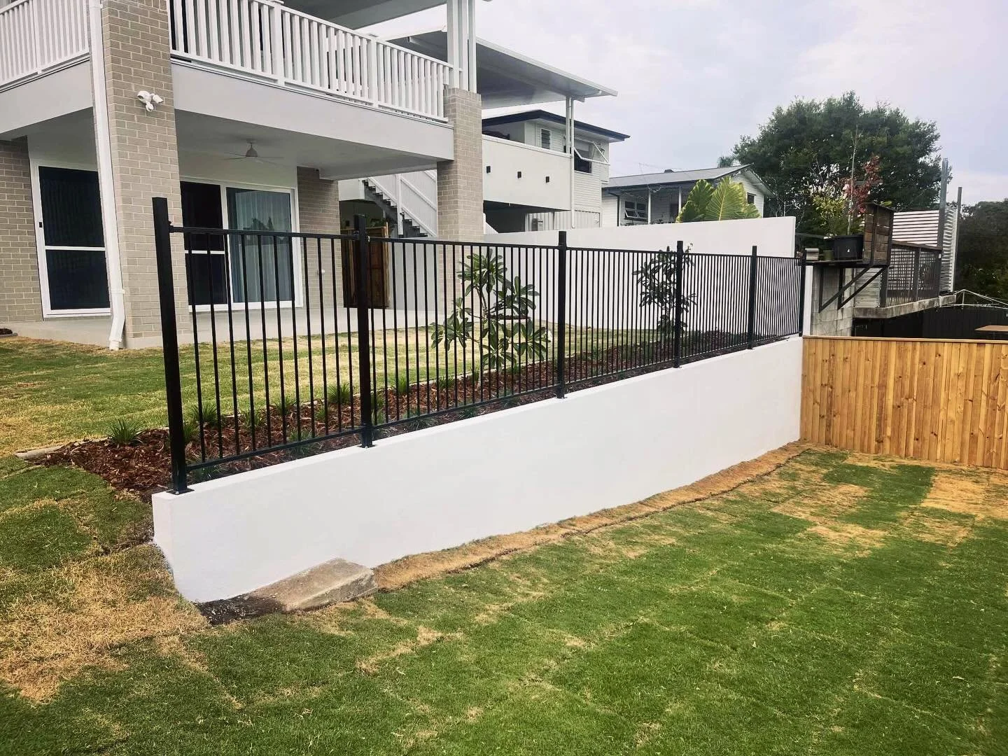 Rendering isn&rsquo;t just for houses 🏡

Block fences and retaining walls can also be rendered to give hard landscaping a clean, finished look. Here are a couple of examples of recent work showing how a simple render can lift the whole space.

#rend