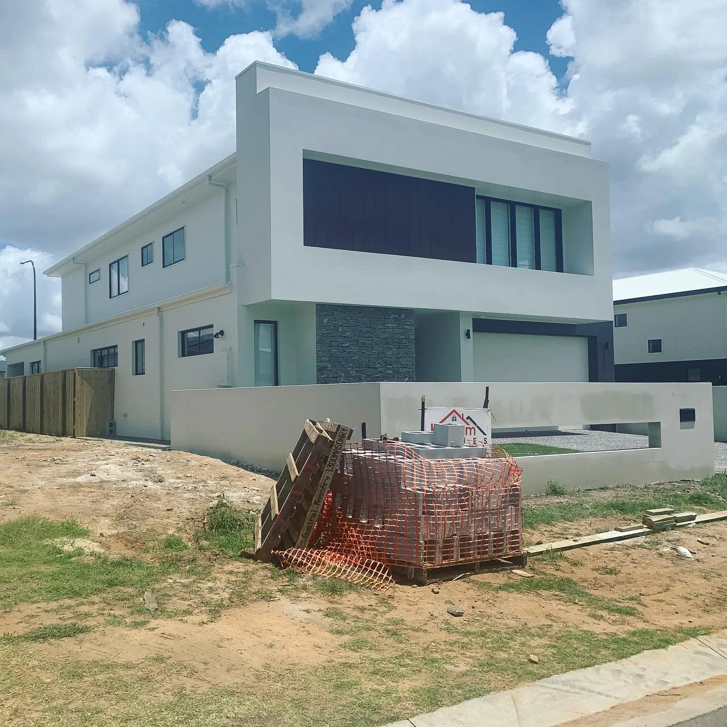 Another clean finish on a new build in Rochedale using Dulux acre-tex finish on blueboard up top and acrylic render at the bottom. 

Get in touch for an obligation free quote today! #kustomhomes #renderingsolutionsbrisbane #newhome #render #solidplas
