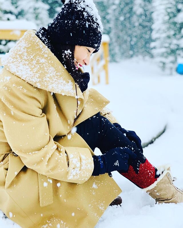 Happy Friday folks... stay bundled and safe as more snow hits some of us ❄️ 🇨🇦#winter #canada🇨🇦 #lifestyleblog #snow #design #travel #bonvoyage #travelabroad #colorpop #international #travelgram #lakelouise #letitsnow #alberta #winterfashion #fas