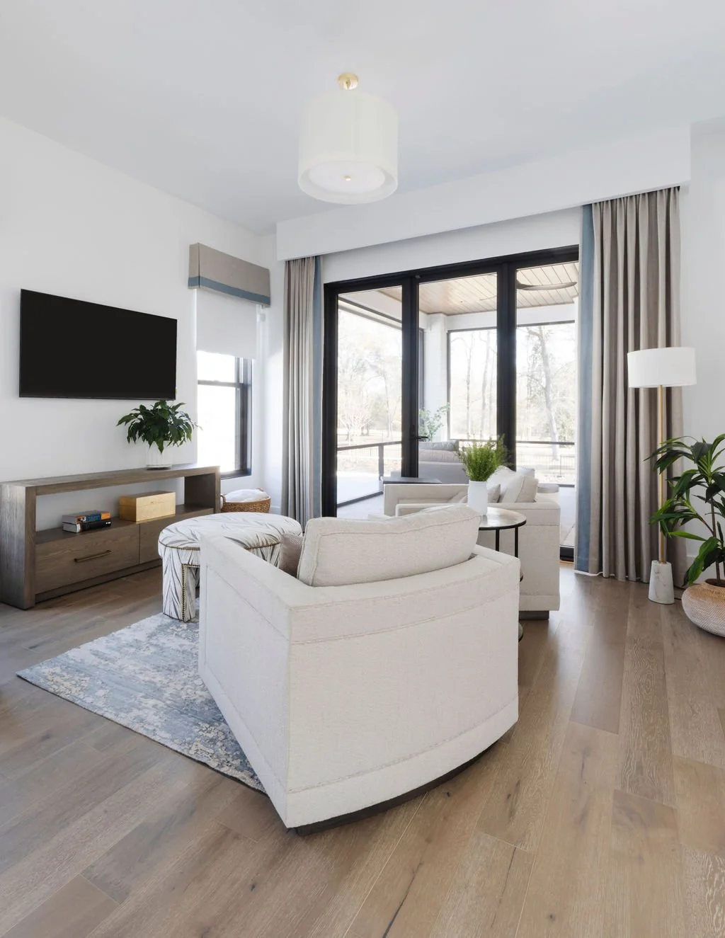 Exquisitely Chic 30 - Primary Bedroom Sitting Area.jpg
