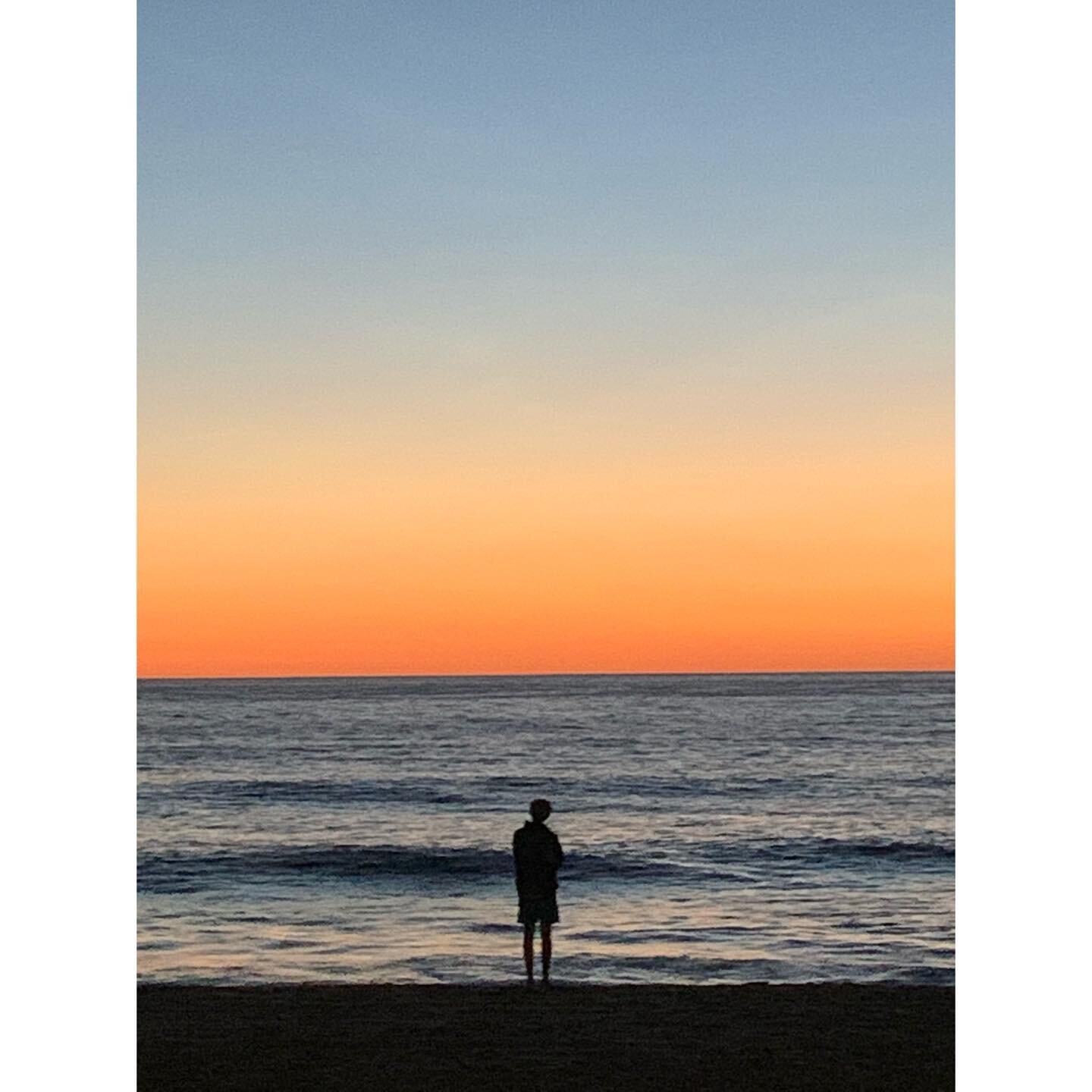 sunset, symmetry and silhouettes 🌅#todossantos #nofilter #eveningsky #beachlife