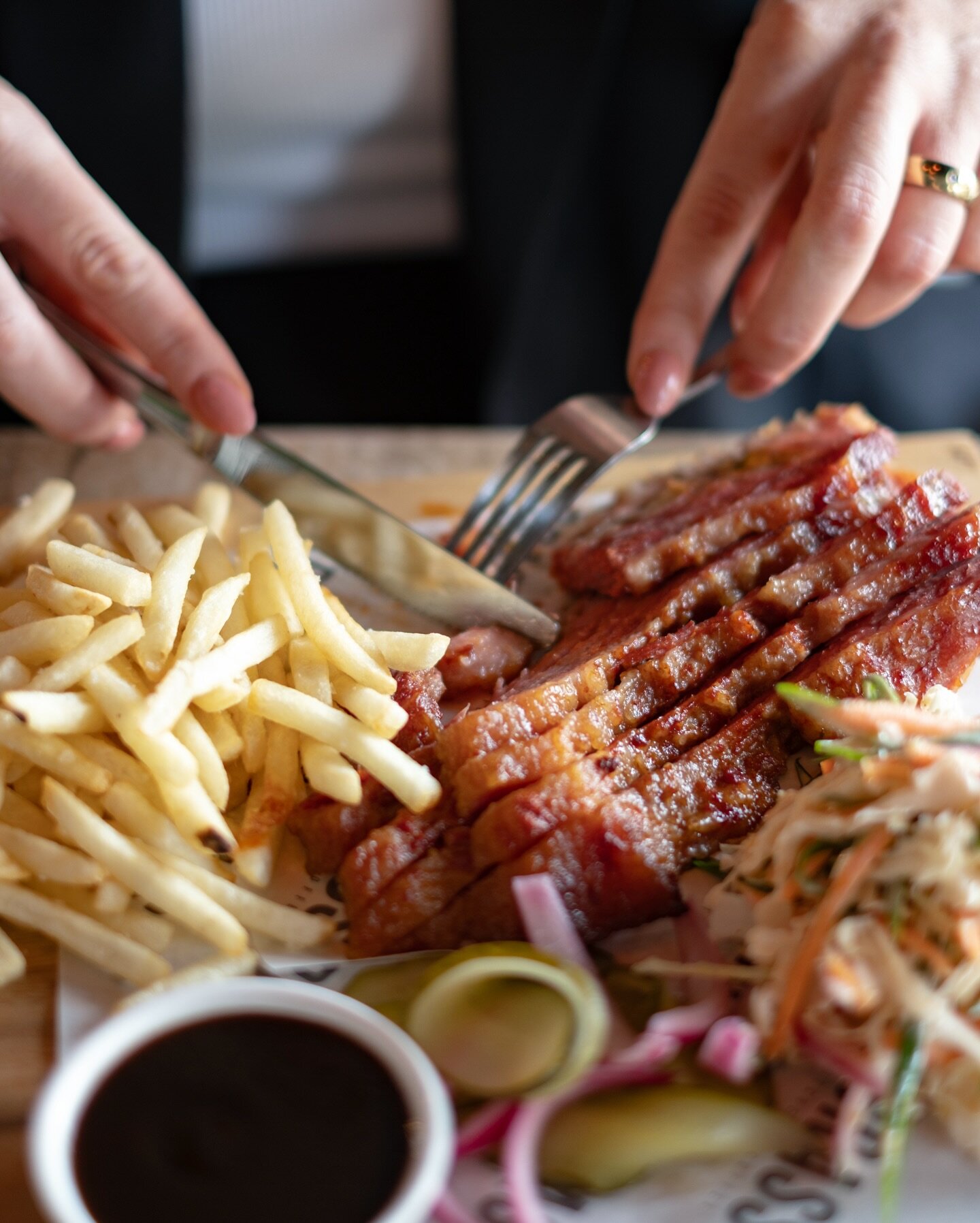 Tasteful weekends call for the ultimate barbecue brisket board w/ 3 day brined brisket, slaw, dill + onion pickles, og bbq sauce &amp; fries. Yes sir 🫡

#brisket #barbecue #mildura #visitmildura #milduralife #lunchtime