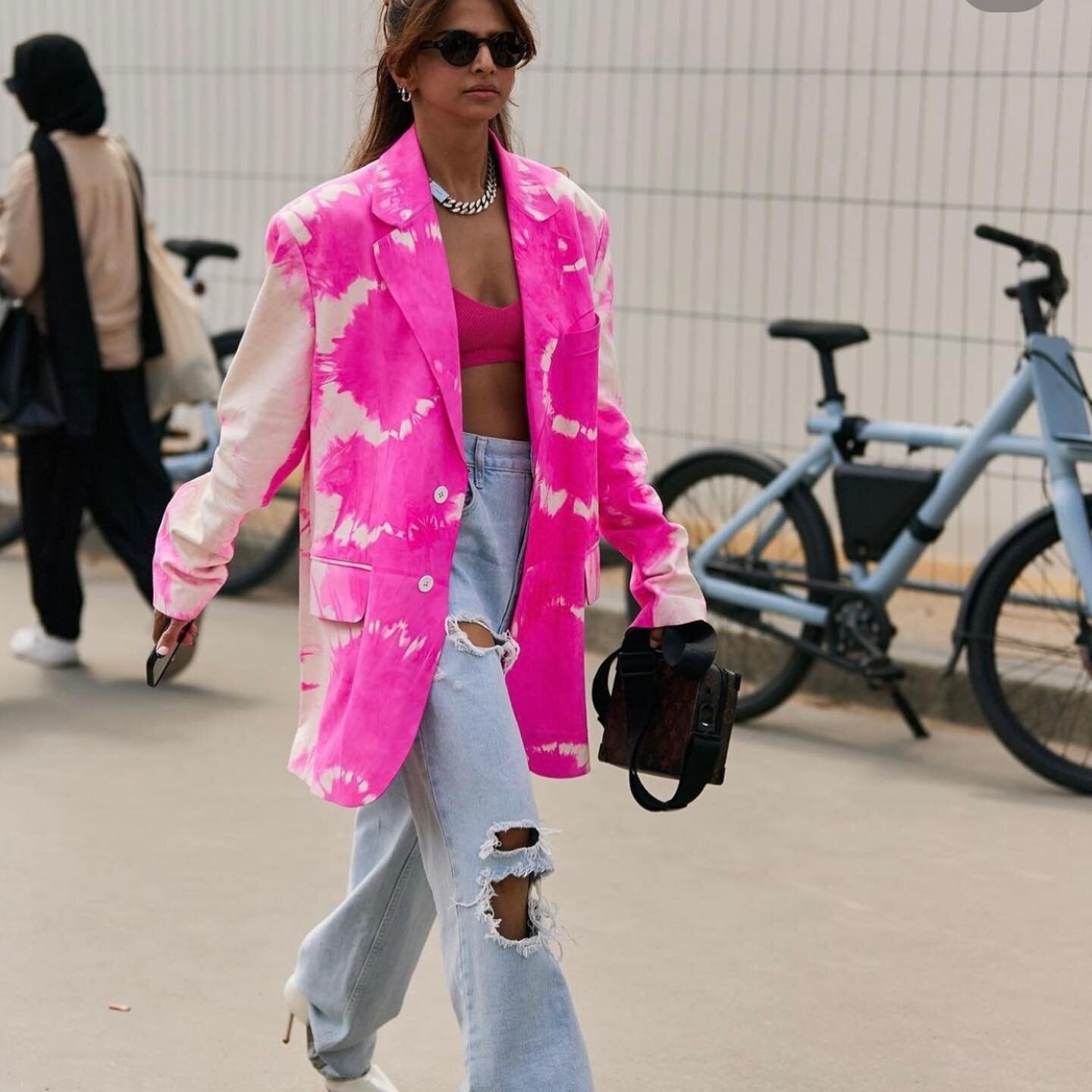 Street Style has been in full force this runway season with some of the most amazing looks 😍!

This one is my absolute fave!

Blazer ☑️
Pink ☑️
Tie Dye ☑️

Who else needs this look in their life?!

Worn by:
@shaleenanathani 

*Reposted from @stylesi