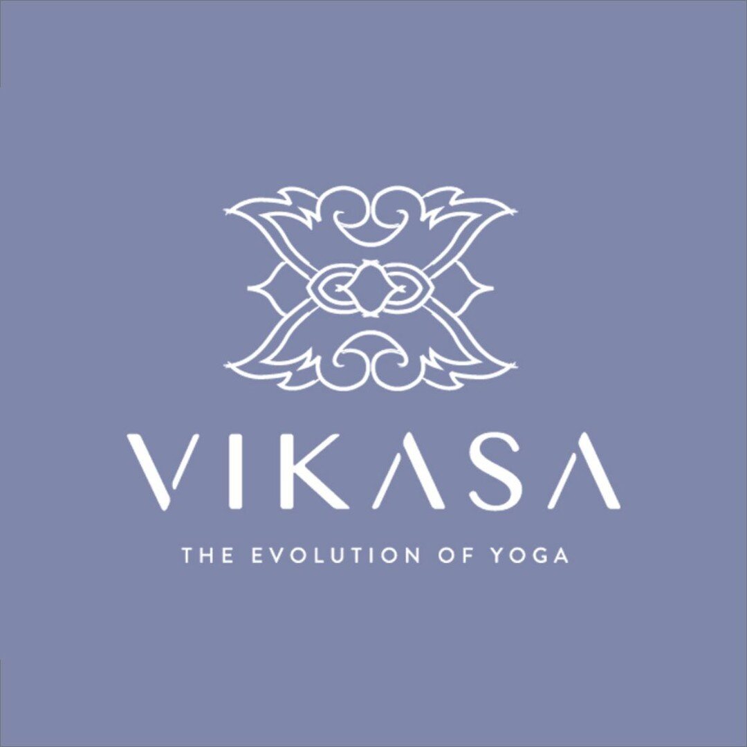 Vikasa signifie &eacute;volution car l'intention est de te laisser &eacute;voluer librement dans ta pratique. Dans une posture, la seule r&egrave;gle c'est toi et ta respiration. Nos corps, nos &eacute;tats &eacute;motionnels et nos connaissances &ea