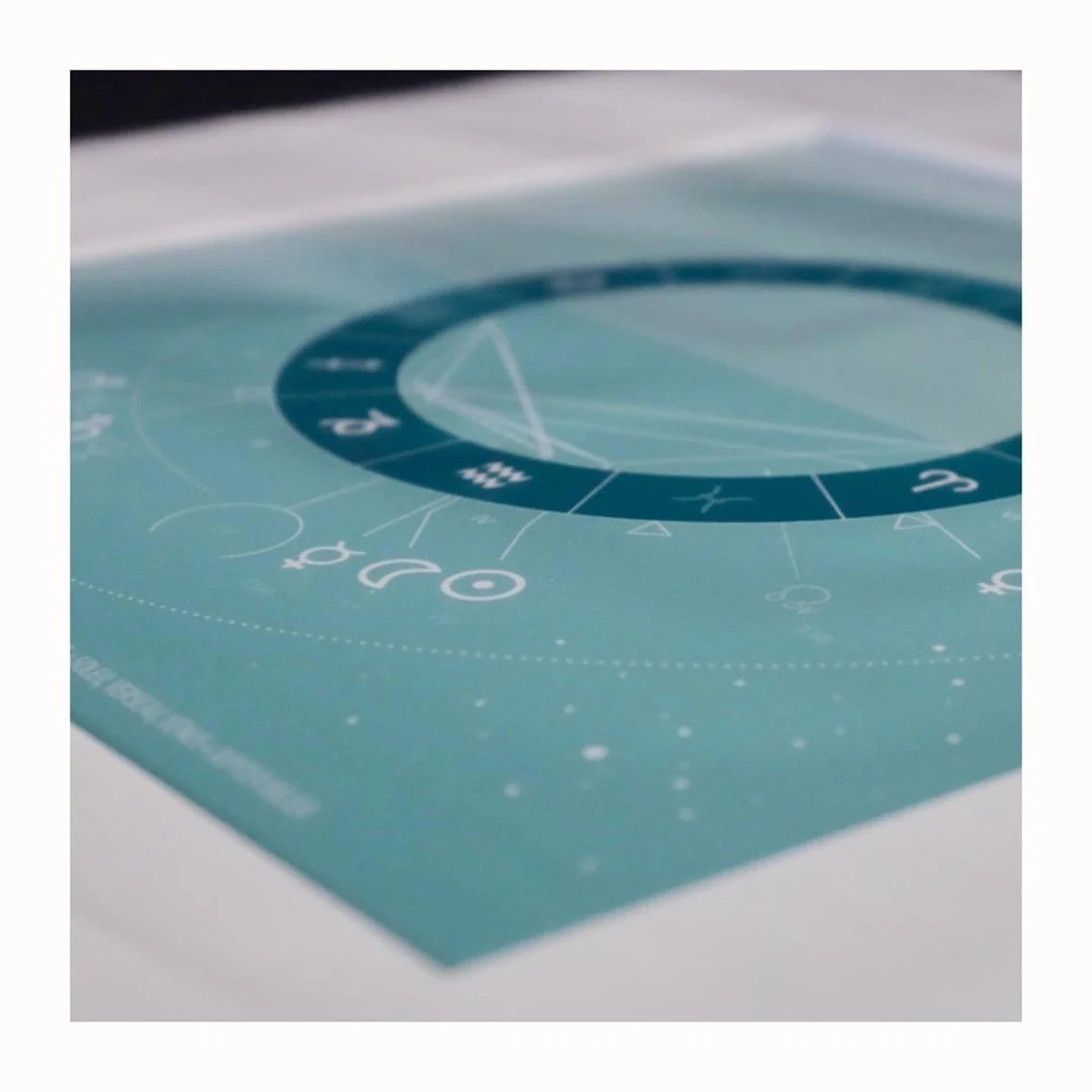 En ce beau mois d'&eacute;t&eacute;, vos murs peuvent se d&eacute;corer d'un objet rare et personnalis&eacute; 🌟 ⠀
.⠀
.⠀
.⠀
.⠀
.⠀
#estra#decoastro#astrodeco#decoration#cartenatale#themenatal#carteduciel#carteastrologique#themeastrologique#themedenai