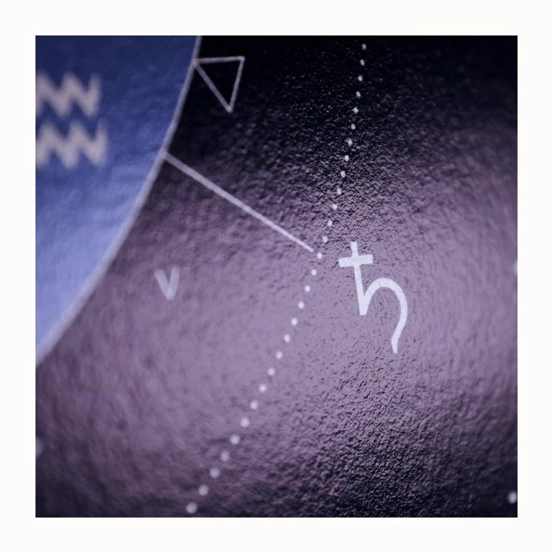 Nos cartes du ciel font bonne impression sur leur papier d&rsquo;art aux finitions argent&eacute;es et brillantes...comme les &eacute;toiles! 🌟⠀
.⠀
.⠀
.⠀
.⠀
.⠀
#estra#cartenatale#astroart#astroprint#fineart#carteduciel#carteastrologique#themeastrolo