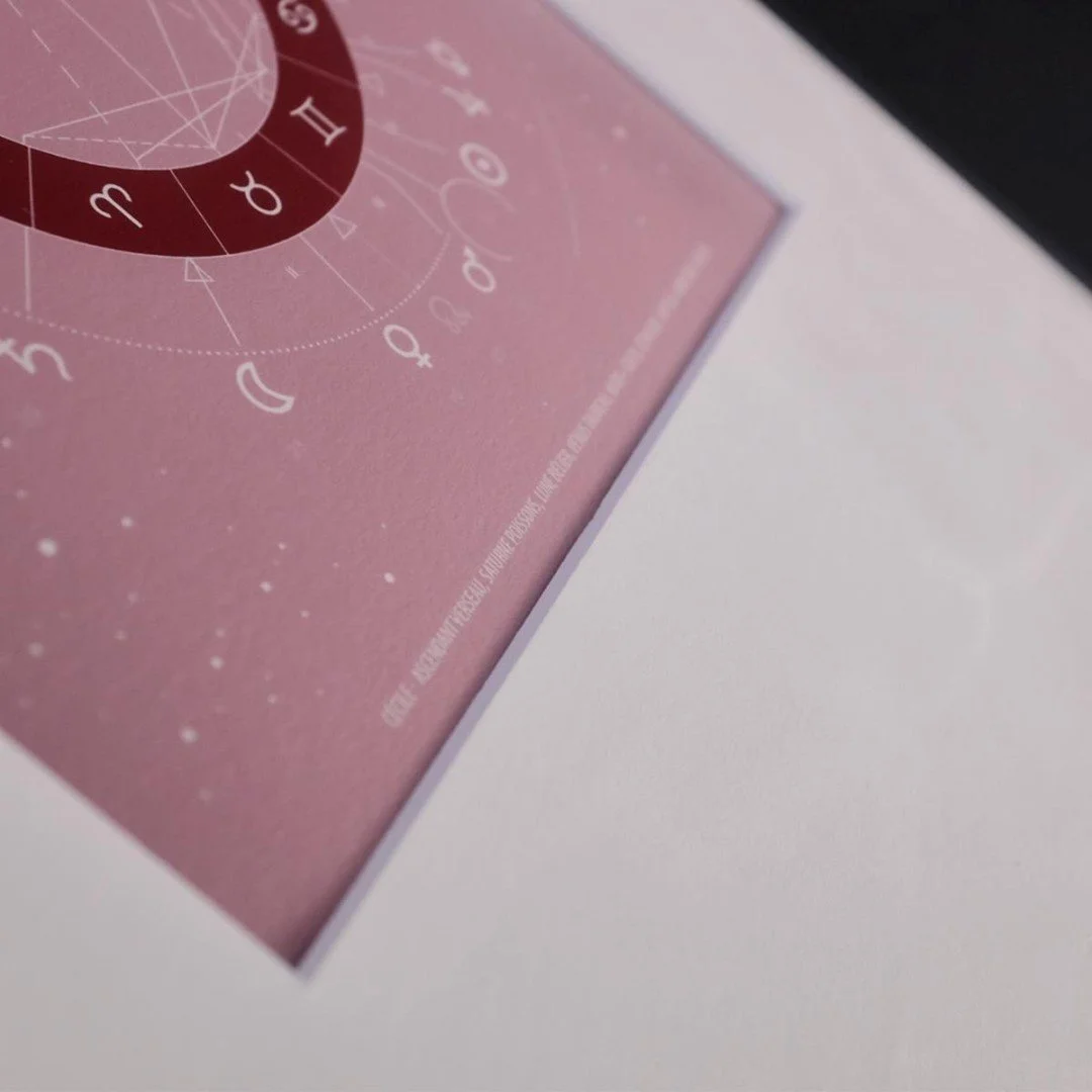 La carte de C&eacute;cile, imprim&eacute;e sur un papier ros&eacute; aux reflets argent&eacute;s et affich&eacute;e avec beaucoup de fiert&eacute; 🌸 Plus de mod&egrave;les et toutes les couleurs sur www.estra.studio