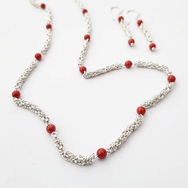 Each link of this gorgeous bezentyne chain is handmade and interspersed with some beautiful coral coloured sea bamboo (which is the closest you can get to deep sea coral colour without endangering the environment)
.
It's very labour intensive making 