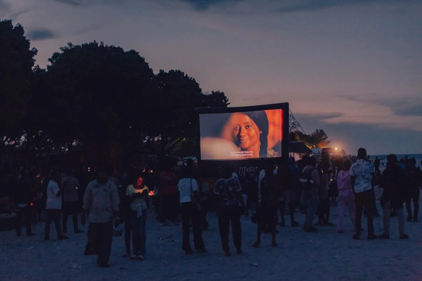 Filamu Live! ya kwanza imefanyika jana pale Kawe Beach (public) na ilikuwa ni ya kitofauti sana 🌊

Kupitia &ldquo;Vuta N&rsquo;Kuvute&rdquo;, tuliweza kuwakutanisha watu karibia mia mbili wakiwemo wadau wa filamu na jamii. Kwa pamoja tulifurahia, tu