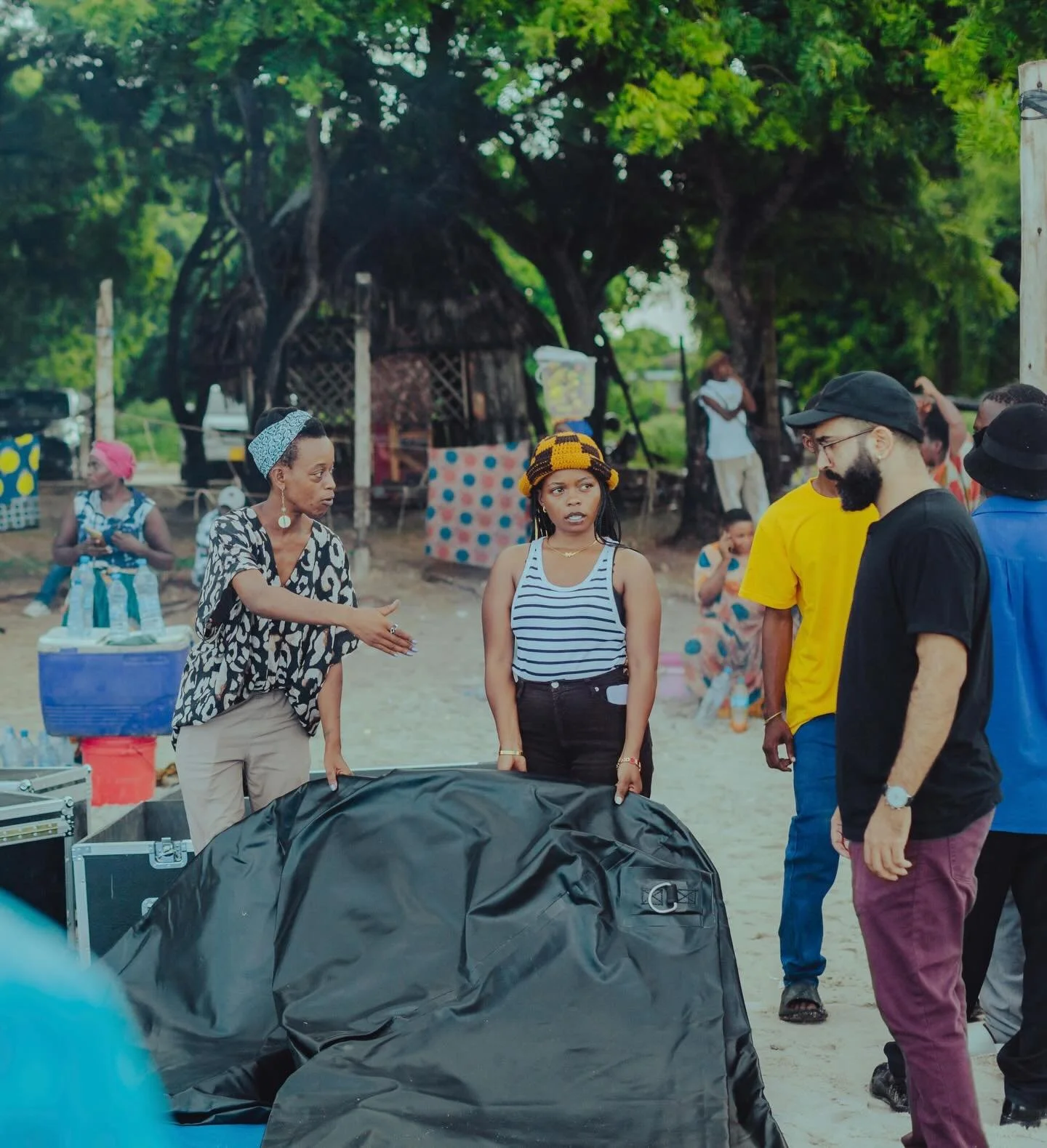 Katika maandalizi ya awali ya Filamu Live, kuleta ujuzi wa kipekee 💪🏾 kwa kupitia ufungaji wa airscreen ndio ulikuwa mwanzo uliotuwezesha kuangalia filamu chini ya anga la wazi karibia watu mia mbili🌊🎥

@ajabuajabu @tanzania_film_board @airscreen