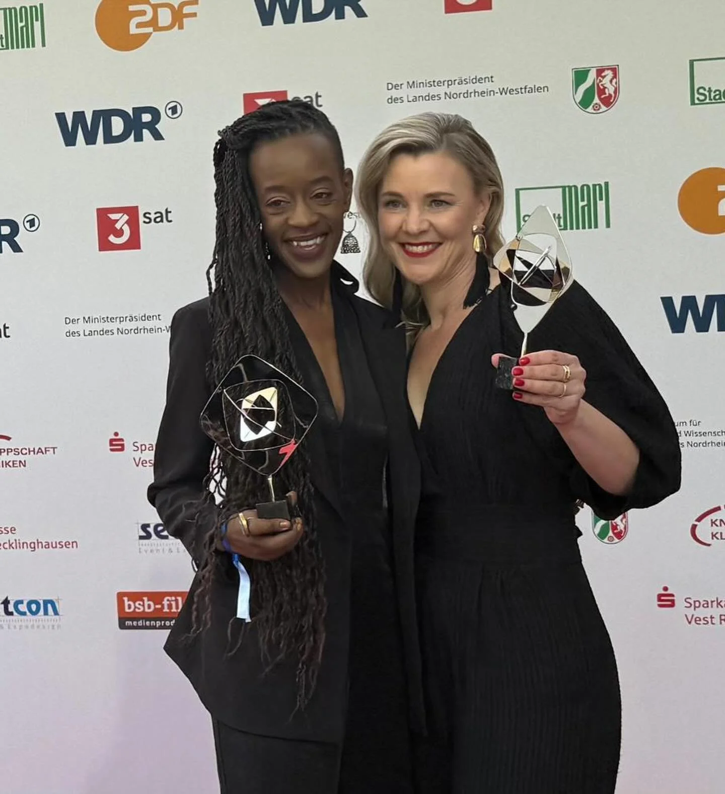 Filamu ya KABURI WAZI(THE EMPTY GRAVE)imeshinda Tuzo ya Grimme katika kundi la Habari na Utamaduni (Information &amp; Culture) nchini ujerumani ikiwa ni ushahidi wa ubora wake na uzito wa simulizi wake.

Tuzo  ya Grimme-Preis ni moja ya tuzo kubwa na