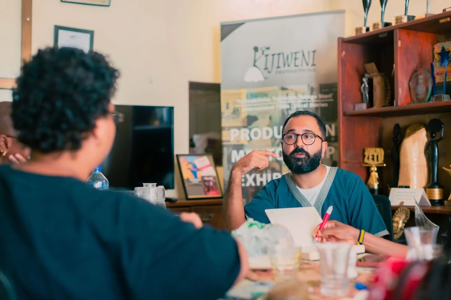 Mtayarishaji wa filamu maarufu Amil Shivji akiwa na waandaaji filamu za makala bunifu wa kike kutoka Pazamwendo katika kikao cha uelekezaji kilichokuwa kimeanzia Mwanza,ikiwa ni mwendelezo wa mafunzo ya utayarishaji wa filamu.