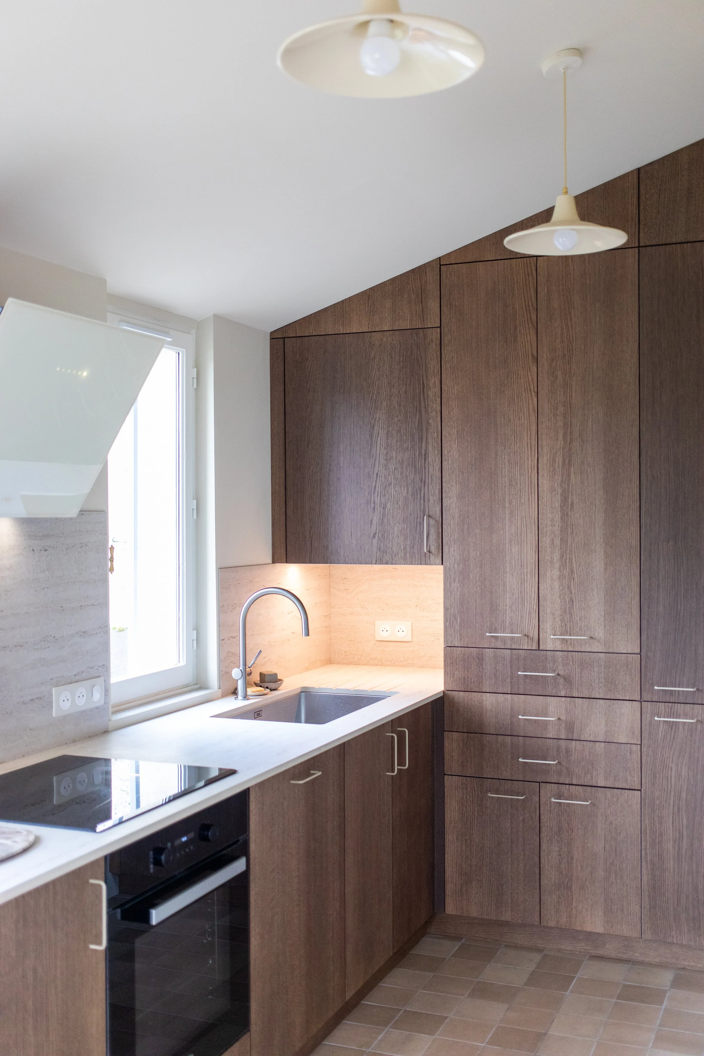 Une cuisine sur-mesure sous pente