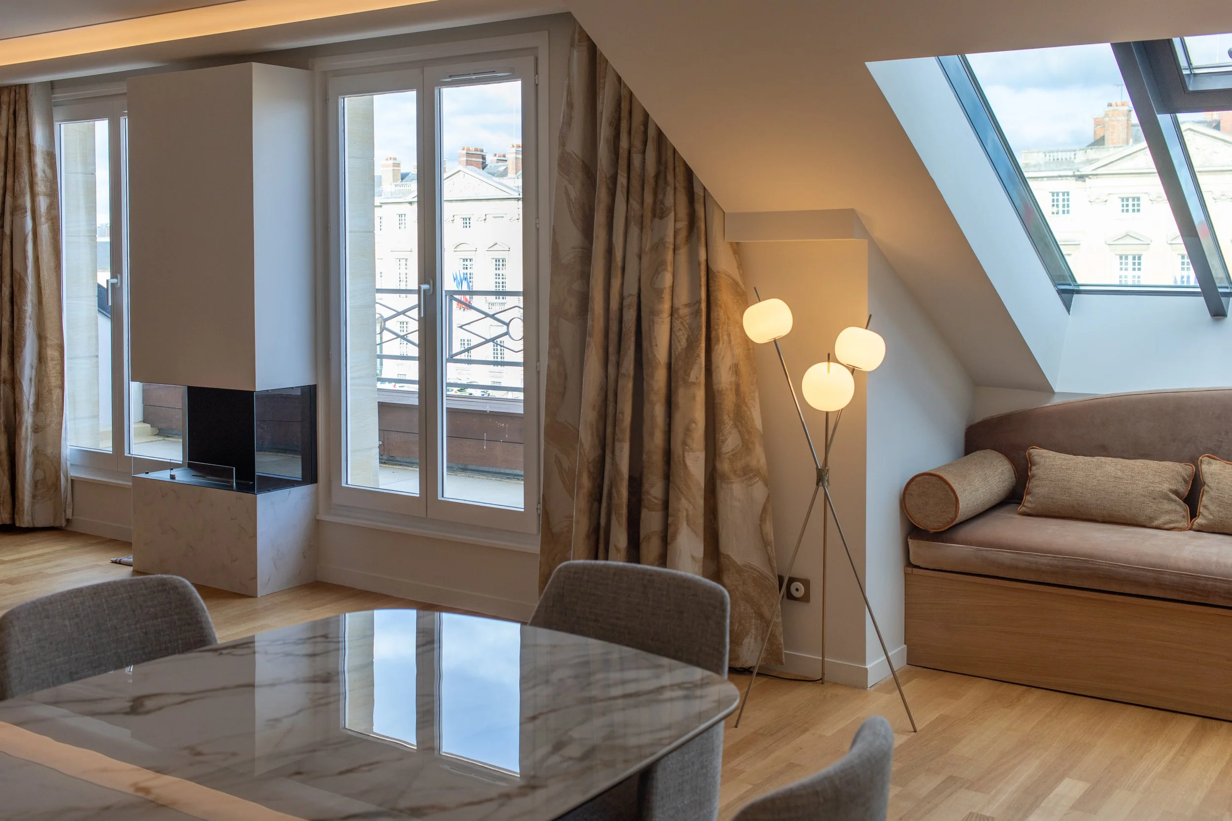 banquette sur-mesure sous verrière cheminée éthanol