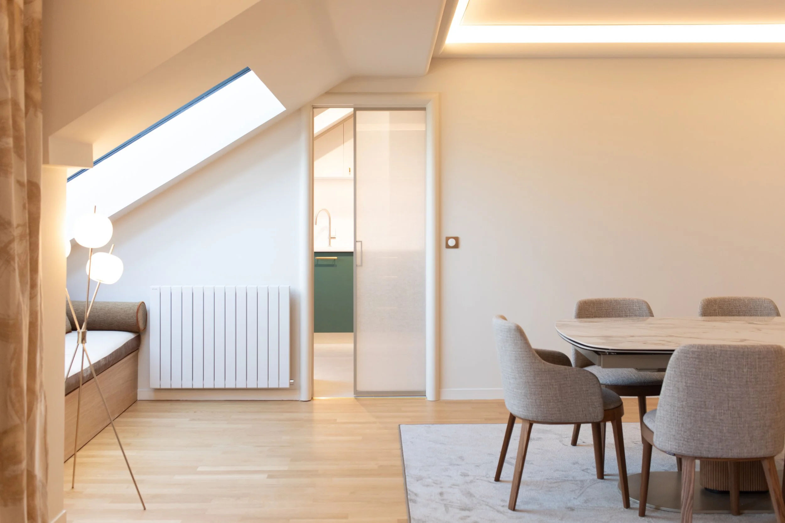 éclairage indirect et porte coulissante verre et textile cuisine verte