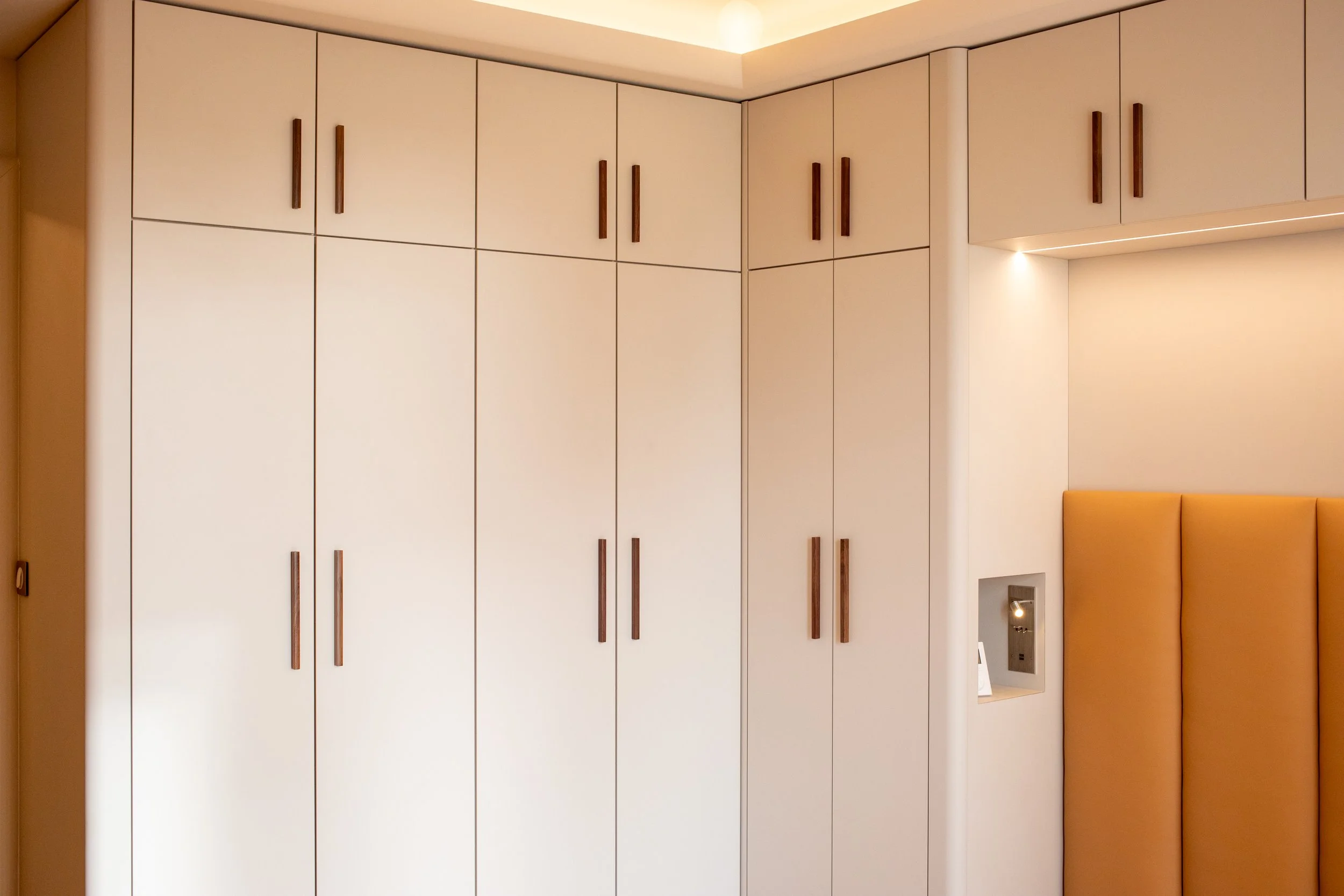 dressing sur-mesure avec pont de lit et tête de lit cuir 