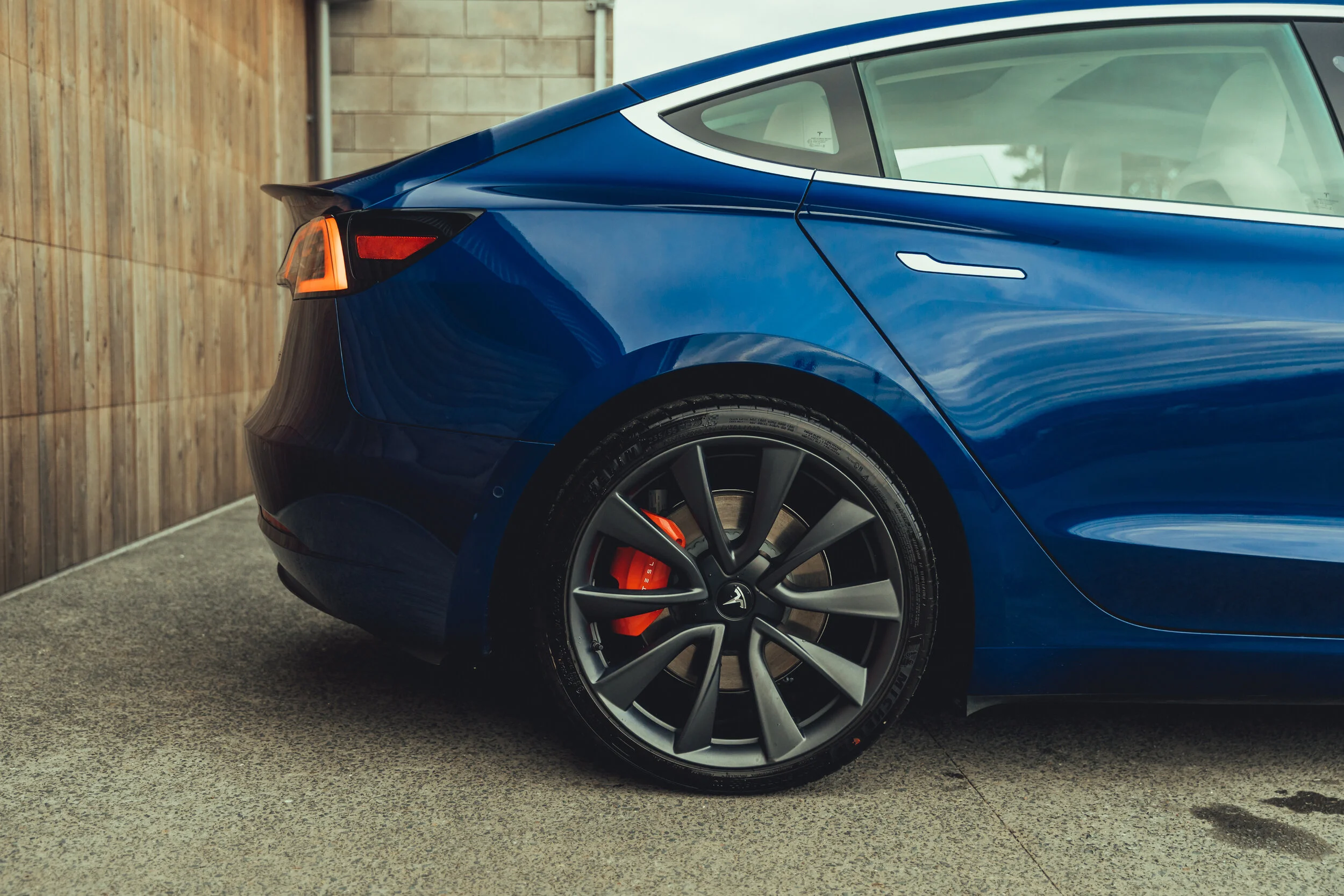 Note the shiny gloss and lack of swirls or scratching! This is because this Model 3 has a Ceramic and Hydrophobic coating: keeping it protected, shiny, and easy to clean!