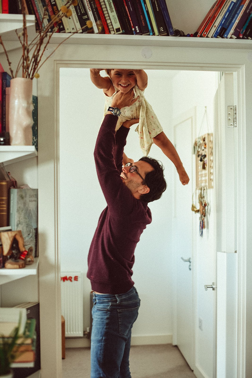 Relaxed family photographer at home