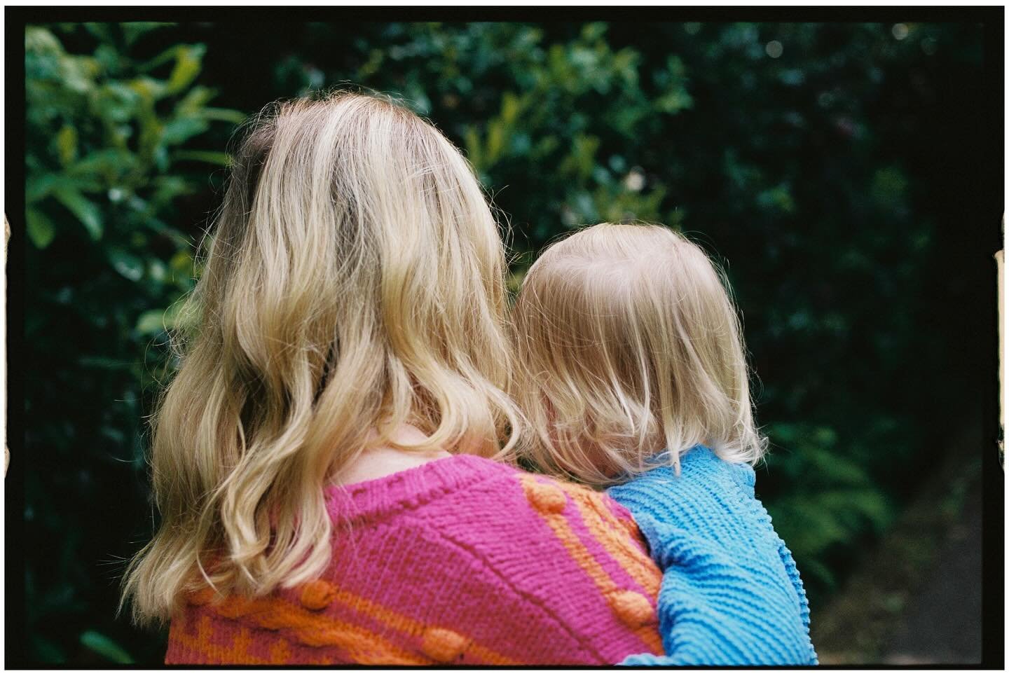 Late spring in the park ~ with Jim &amp; Kess 🌿

@southsun 

#sheshootsfilm #motherhoodonfilm #35mmmotherhood #eyemamaproject #realmotherhood #wearememorykeepers #exeterphotographer #devonfamilies #devonartistnetwork #childhoodonfilm #