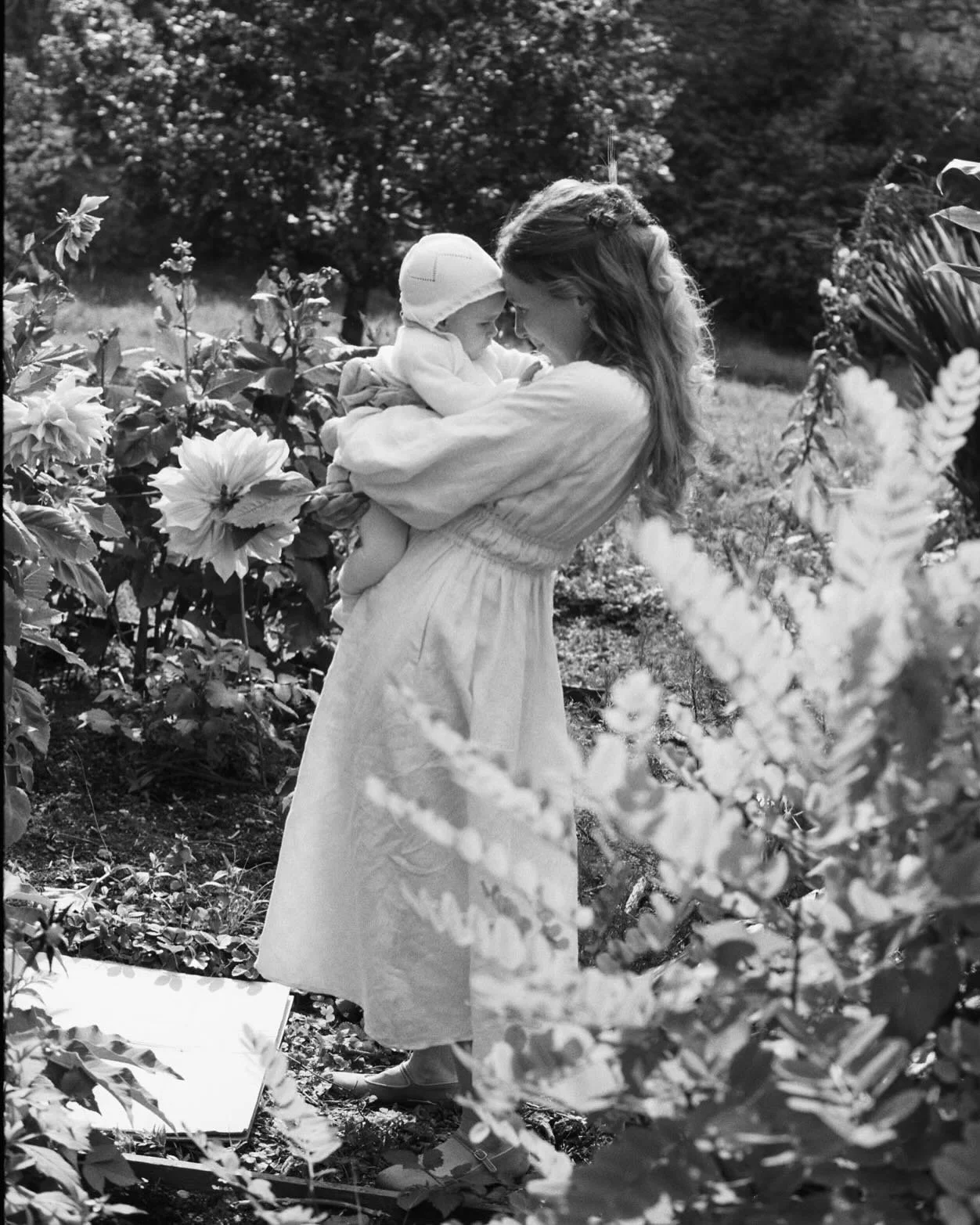 In the dahlia garden just after she got married 🌿

#devonwedding #dartmoorwedding #sheshootsfilm #weddingsonfilm #honestlymothering #35mmmotherhood #exeterphotographer