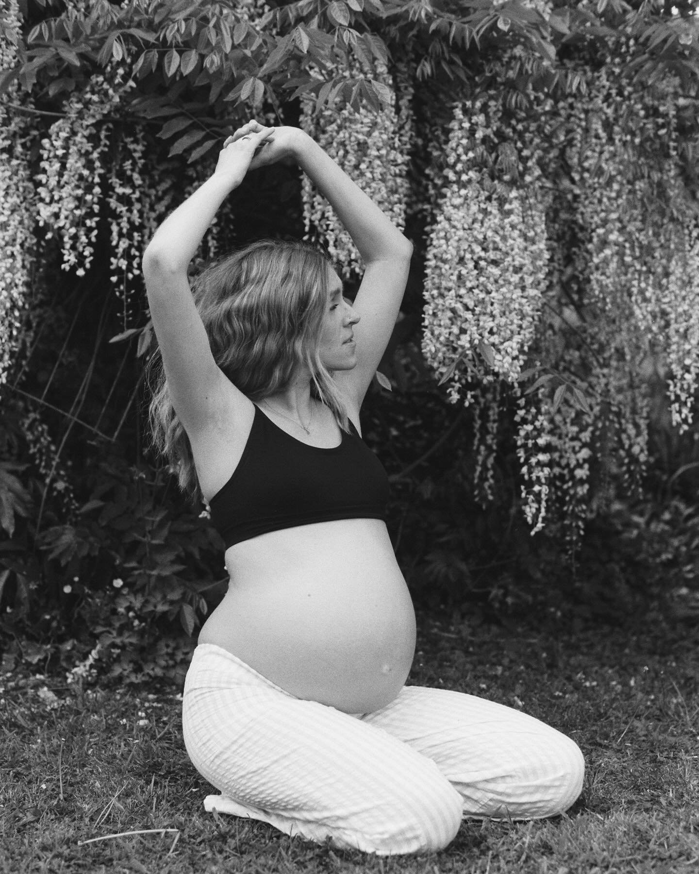Jess, at home in her mum&rsquo;s garden 

#honestlymothering #feelingmotherhood #sheshootsfilm #mamasshootingfilm #35mmmotherhood #eyemamaproject #thebelovedjournal #exeterphotographer