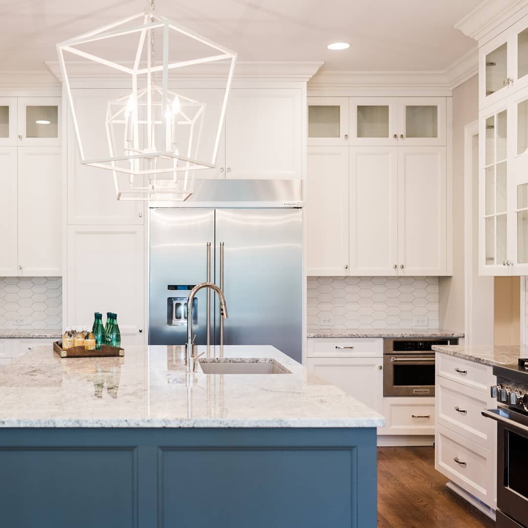 A bright white kitchen for your Monday morning! 
Thank you, Megan @easterdaycreative for the lovely photos! 
#newbuild #ashlandcustomhomes 
#capitallighingfixturecompany
#worldstonefabricators 
#minthillcabinetshop 
#majesticbathcharlotte