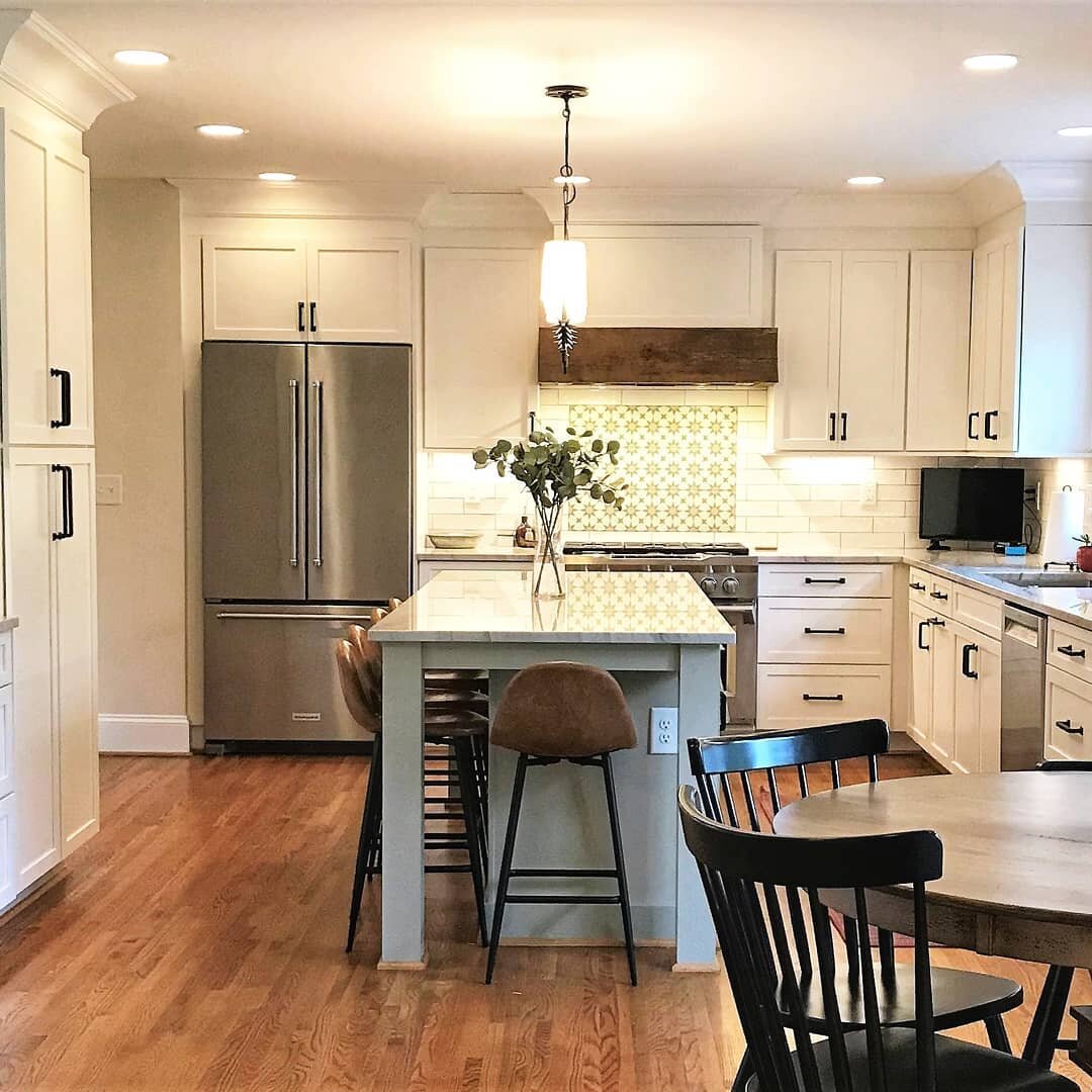 I don't always get to see the end result when helping clients plan their new kitchen.  So, it was nice to get an email from a happy homeowner with this photo attached. 
Enjoy the weekend!