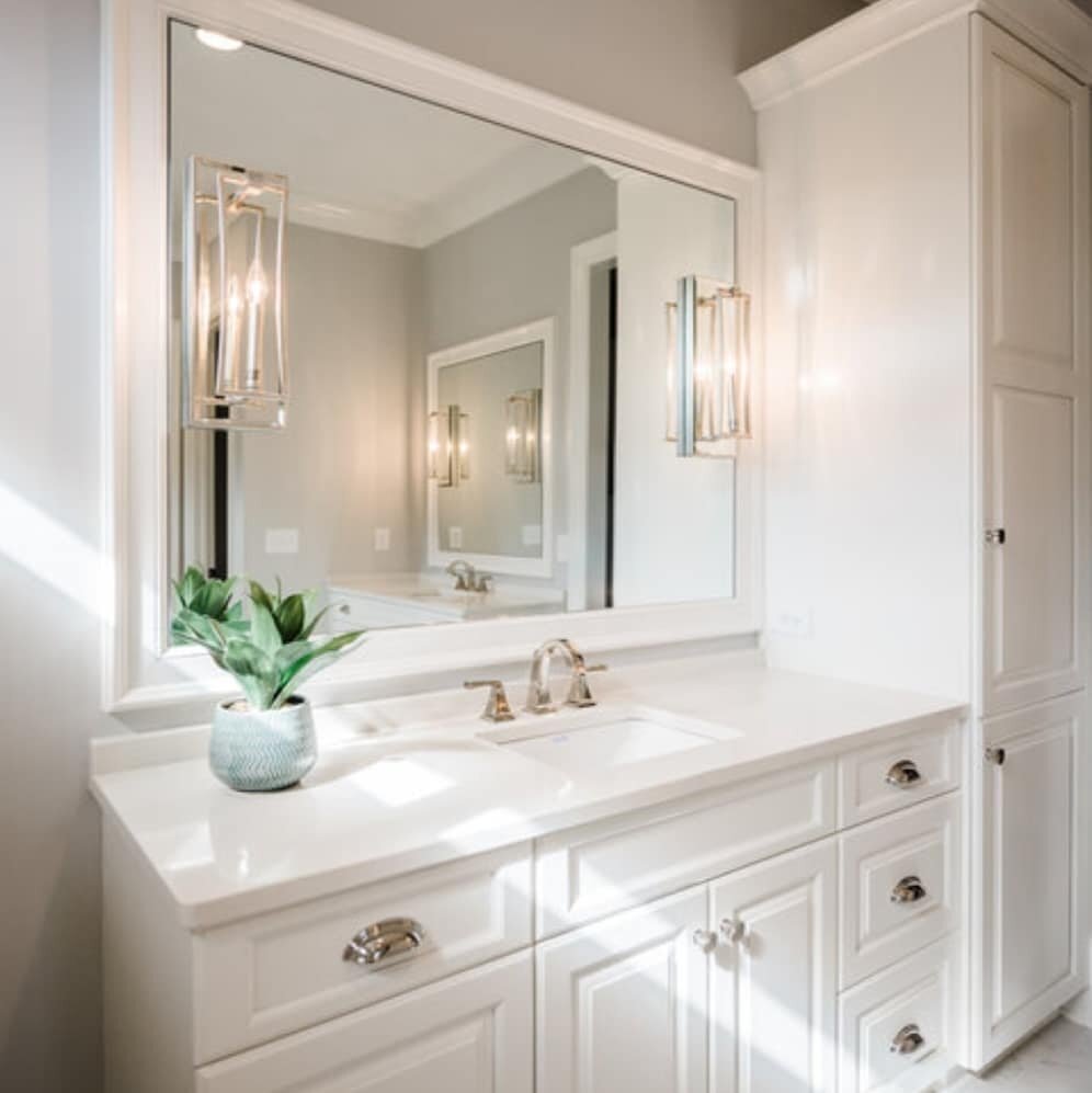A bright white bathroom never goes out of style.  We completed this one a couple of months ago.
Thank you @easterdaycreative for the beautiful photos. 
#ashlandcustomhomes
#newbuild
#whitebathroom
#designerlife