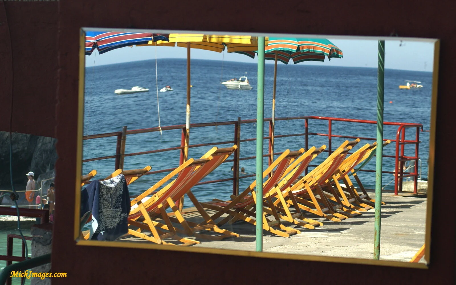 BagnidaMaria-Capri-Deckchairs-in-Mirror-MickImages.com.JPG