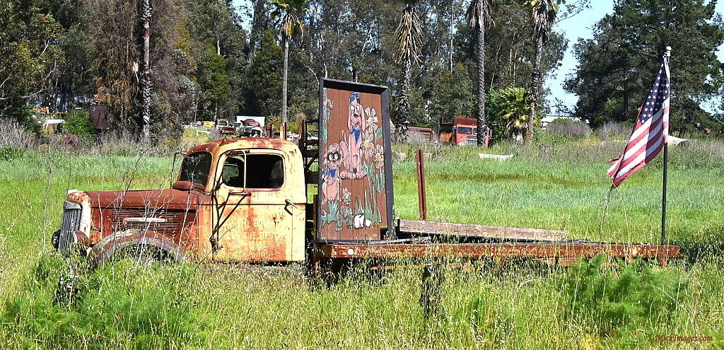 Old-Truck-displying-USFlag-Somona-CA-mickimages.com.JPG