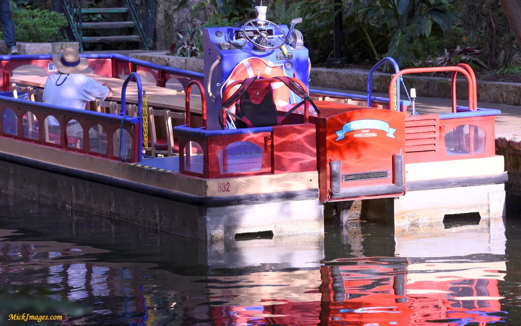 SanAntonio-tourist-boat-mickimages.com.JPG