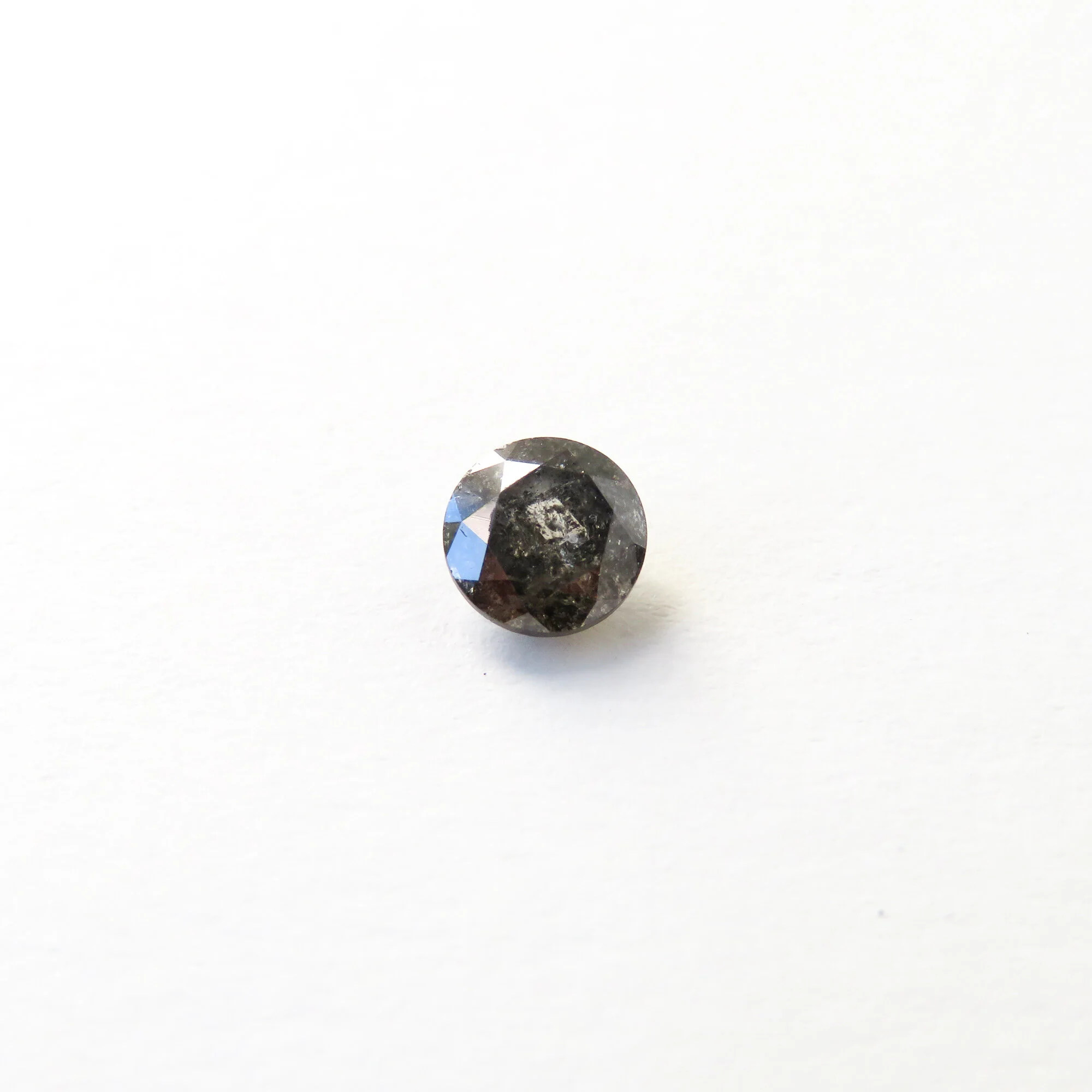 dark grey loose round brilliant cut diamond
